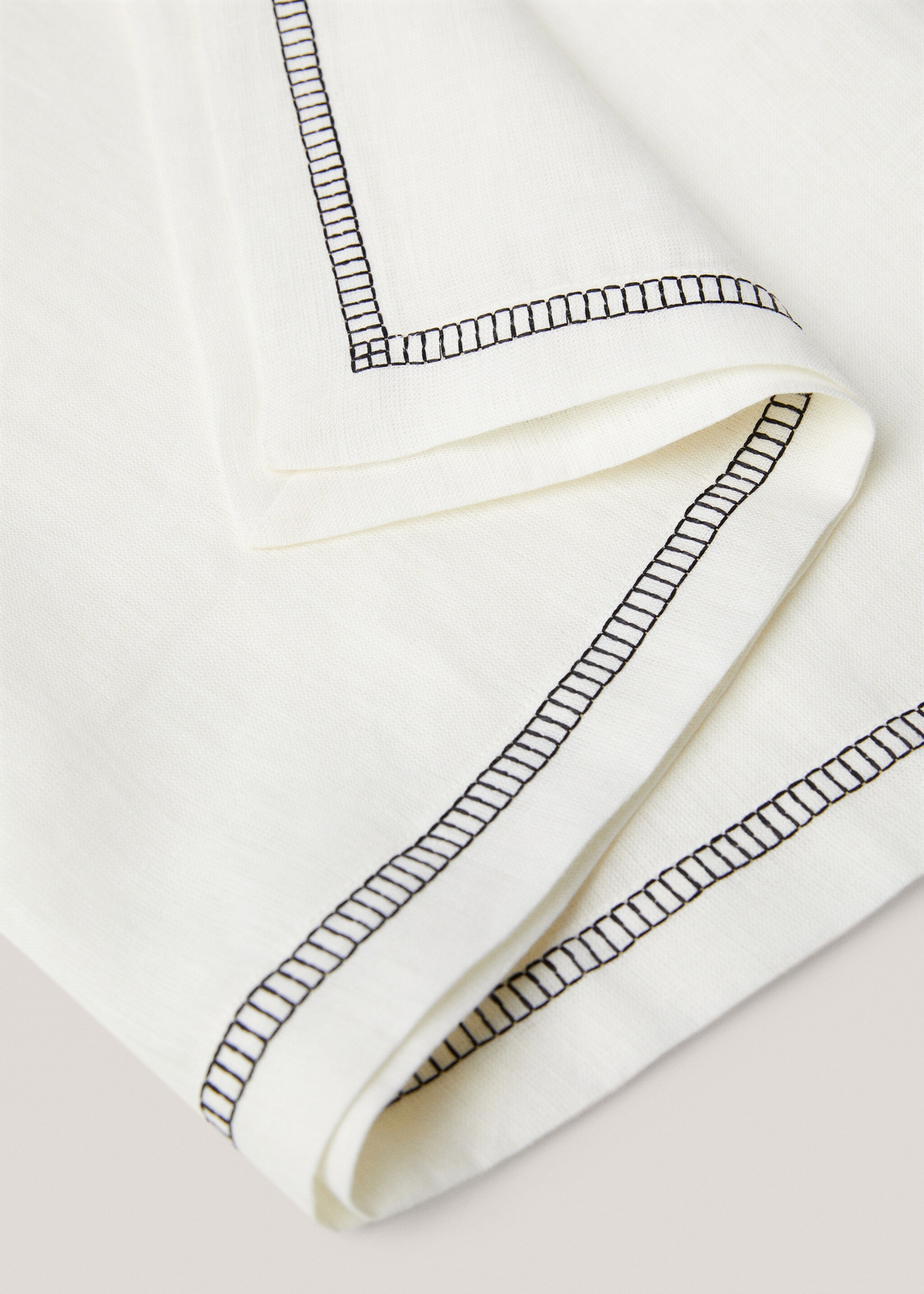 Table runner with seam detail - Details of the article 1