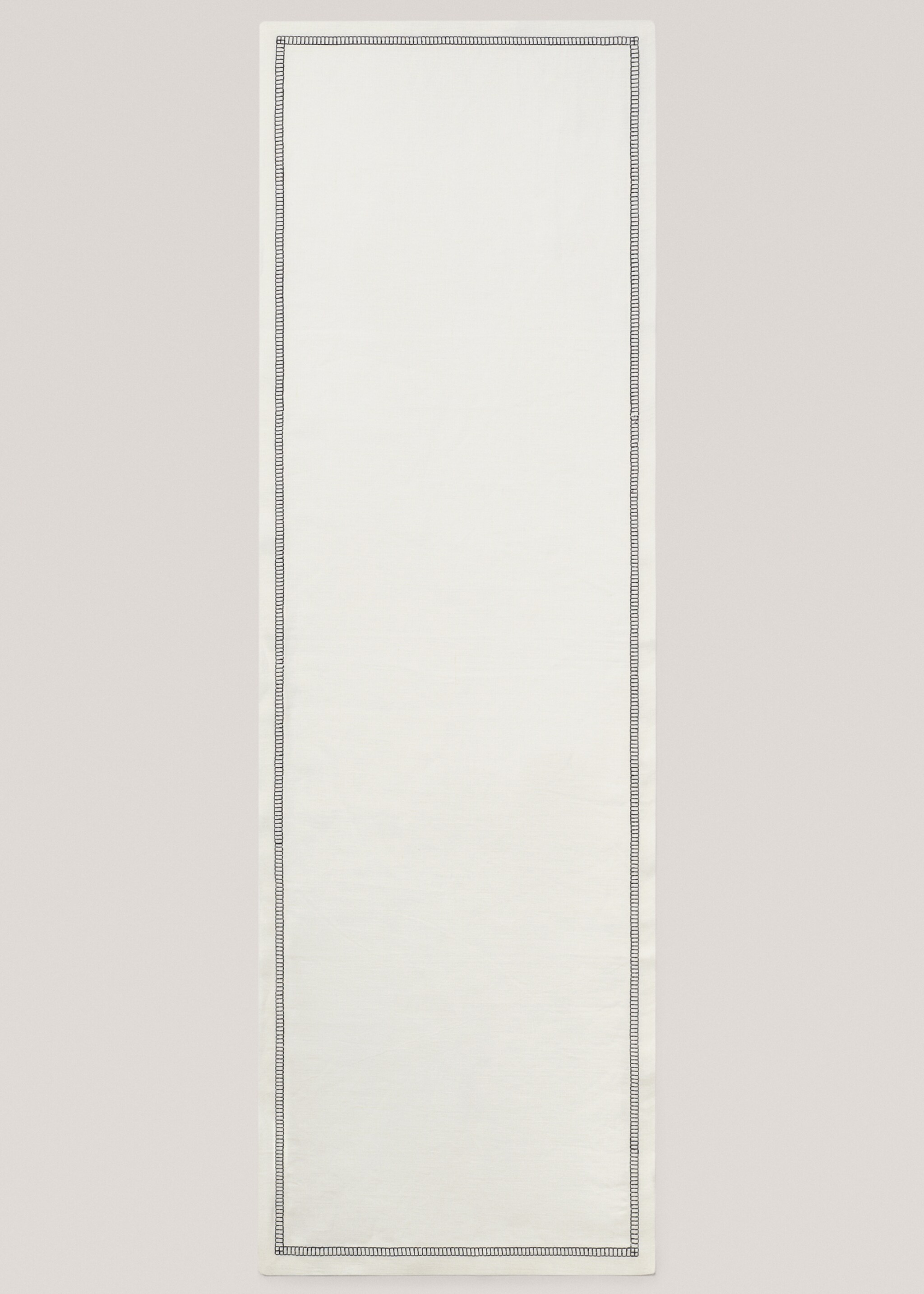 Table runner with seam detail - Details of the article 2