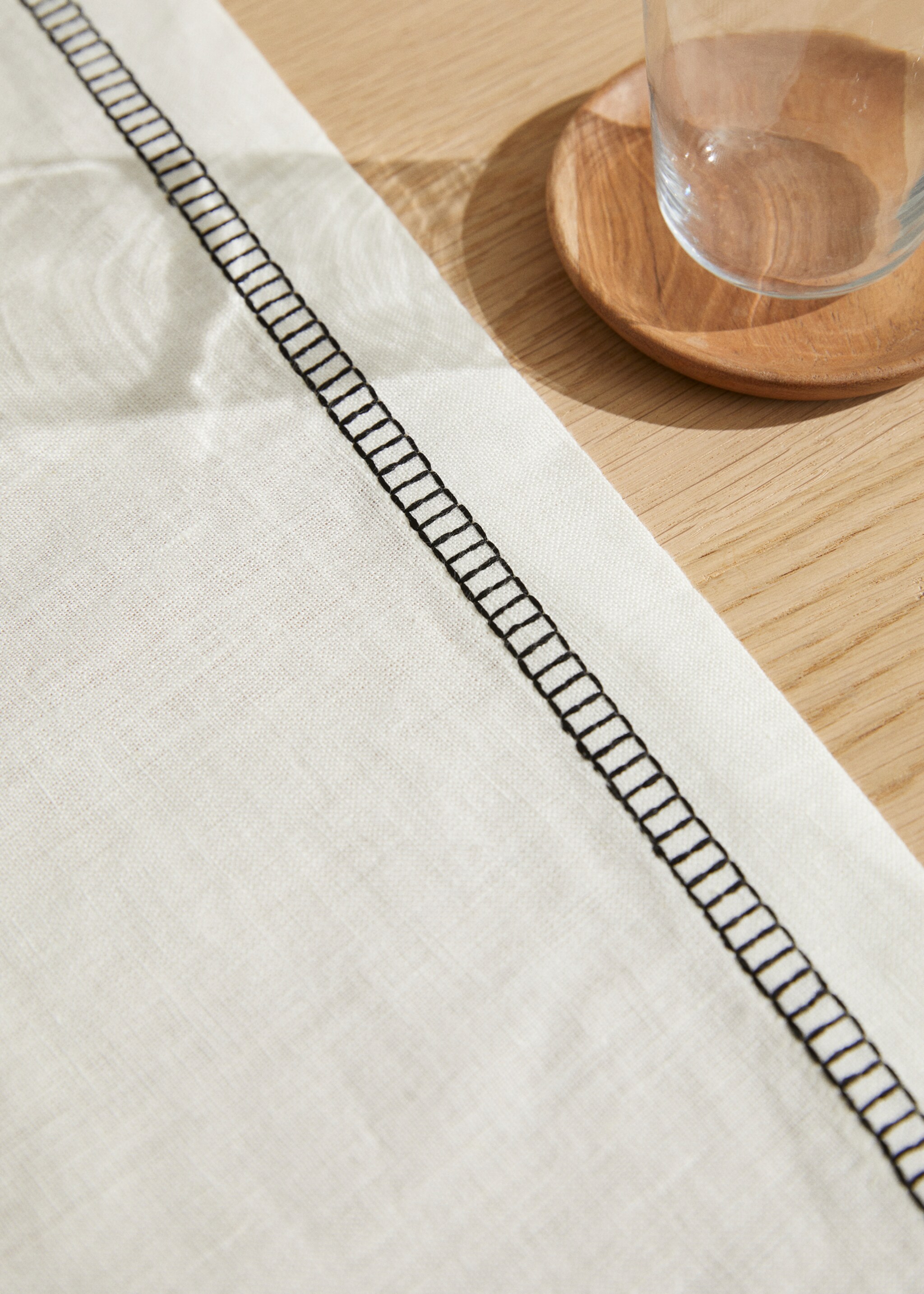 Table runner with seam detail - Details of the article 7