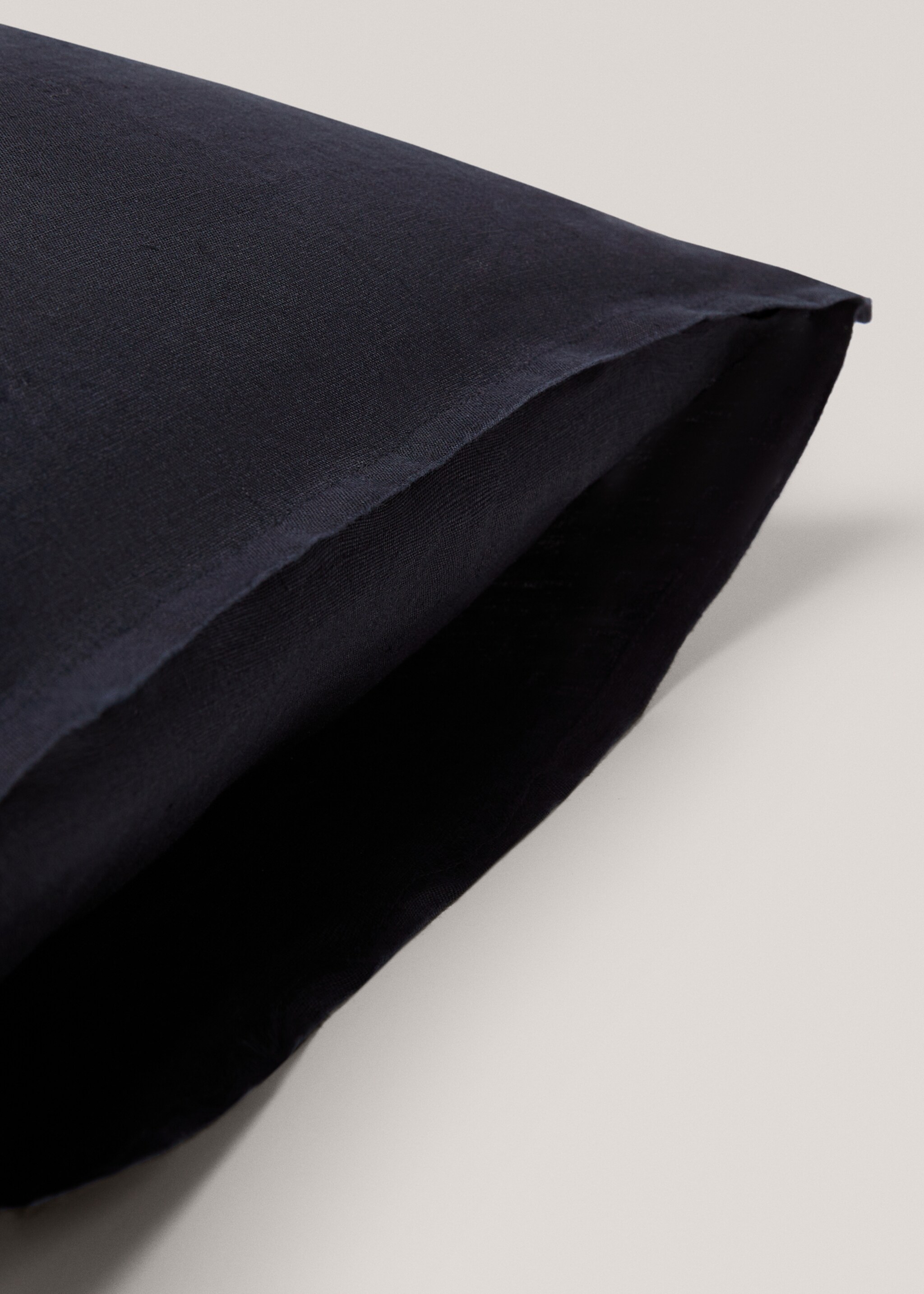 100% linen cushion cover 60x60cm - Details of the article 3, Dark Navy. Ref: 57036318-00.