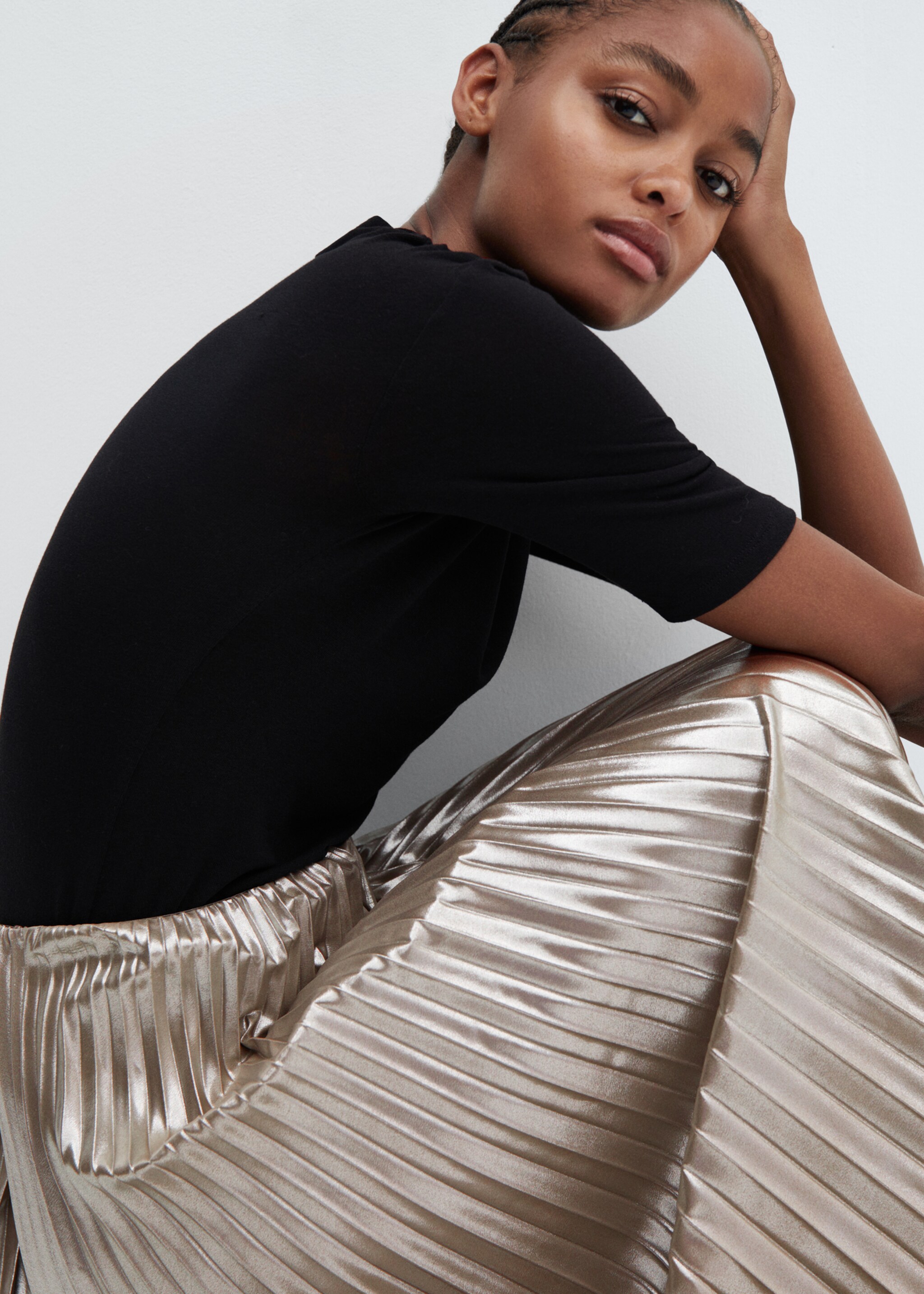 Metallic pleated skirt - Details of the article 2, Silver. Ref: 57036716-00.