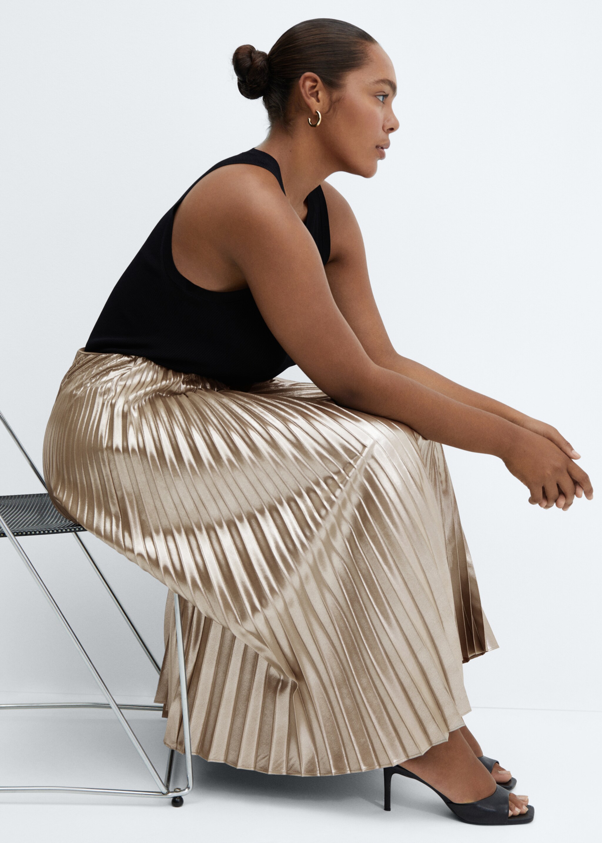 Metallic pleated skirt - Details of the article 4, Silver. Ref: 57036716-00.