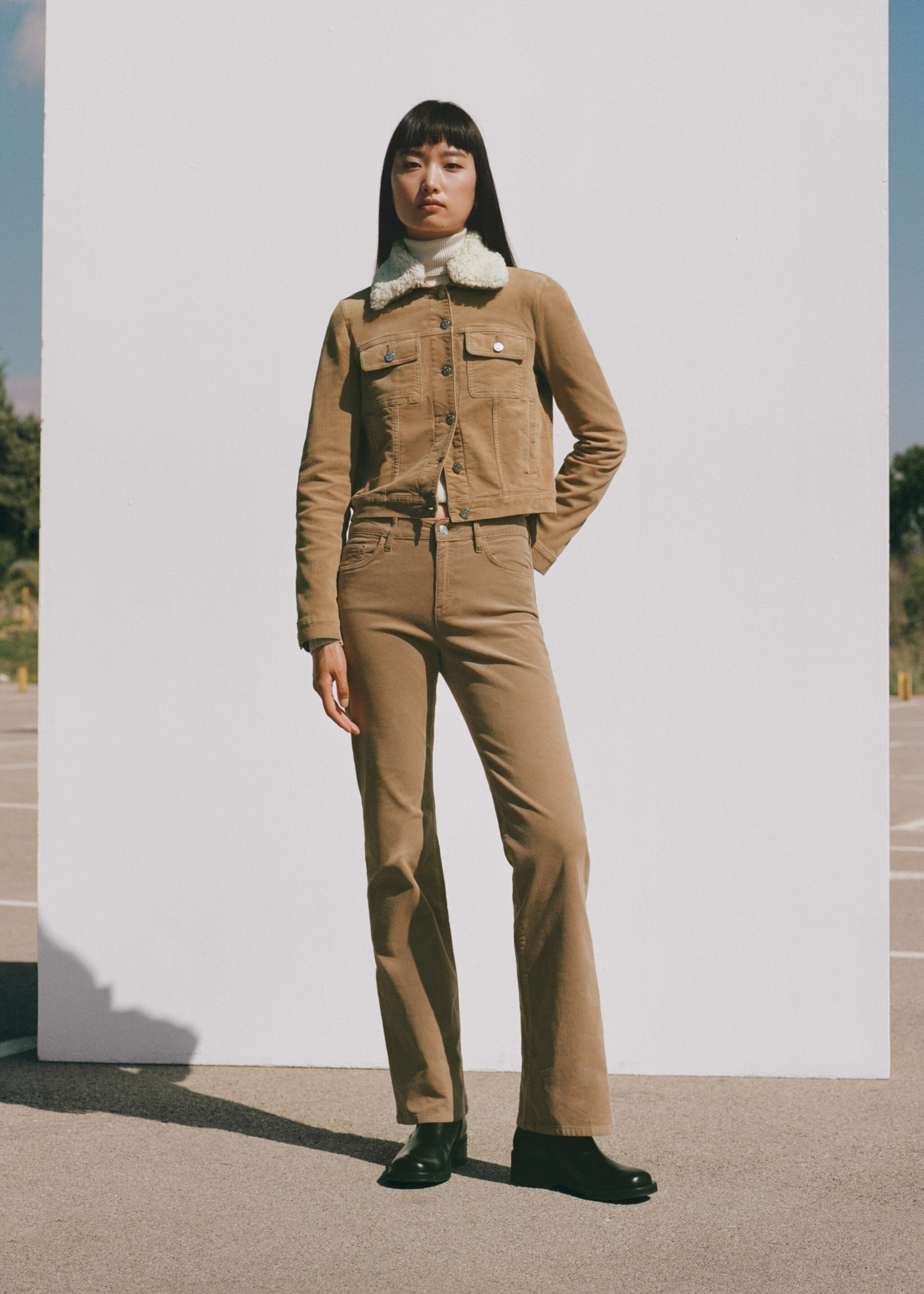 Corduroy jacket with shearling collar - Details of the article 7, Medium Brown. Ref: 57037724-00.