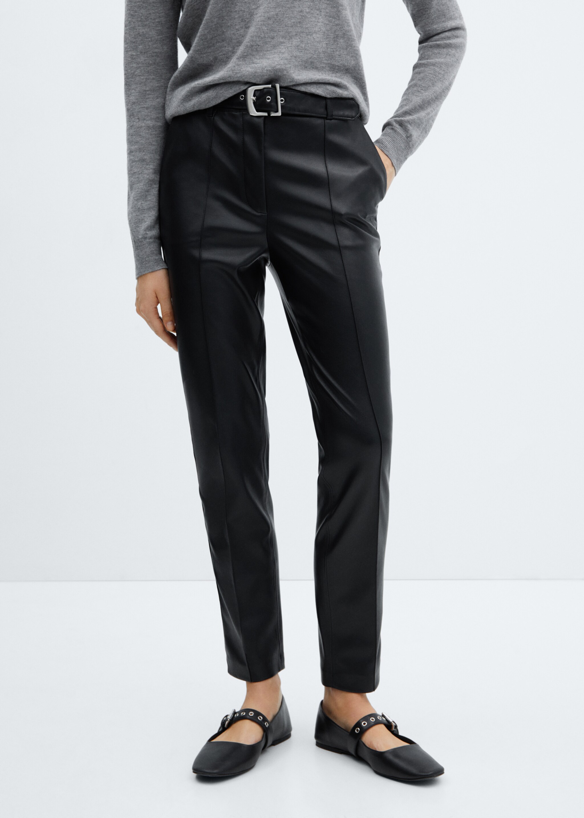 Leder-Effekt-Hose mit Gürtel - Mittlere Ansicht