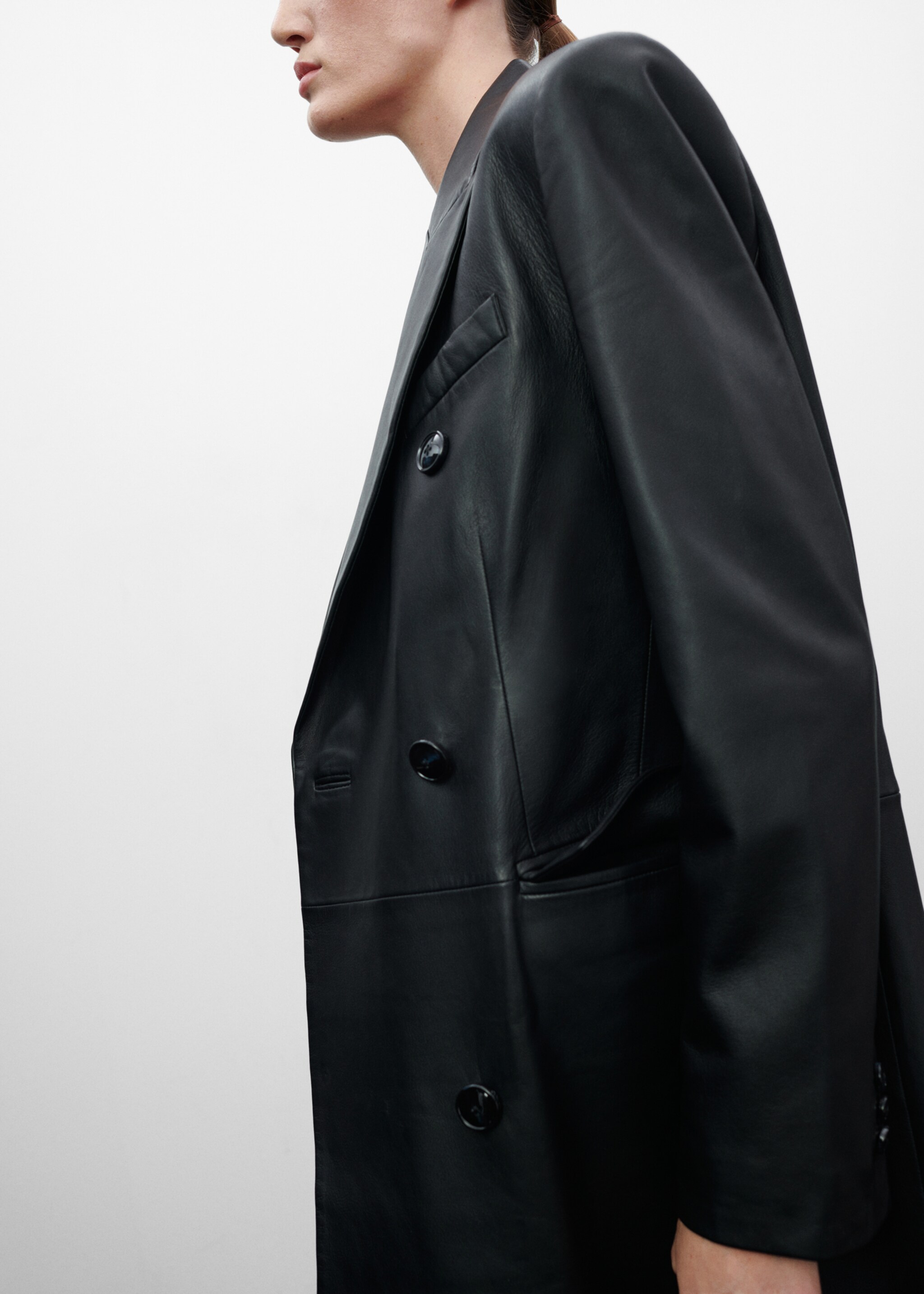 Double-breasted leather coat - Details of the article 2, Black. Ref: 57039115-00.