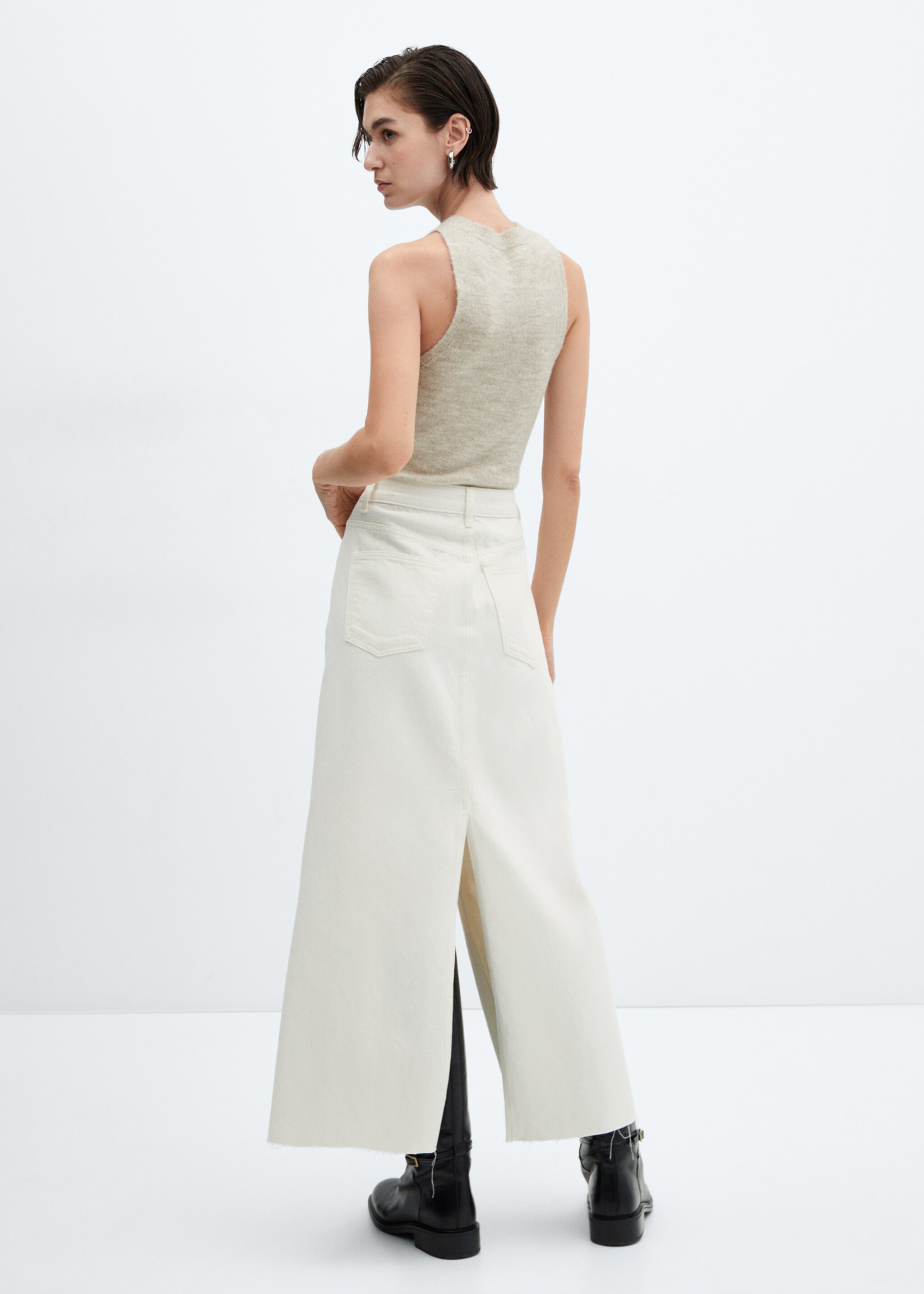 Slit denim skirt - Reverse of the article, Ecru. Ref: 57039123-00.