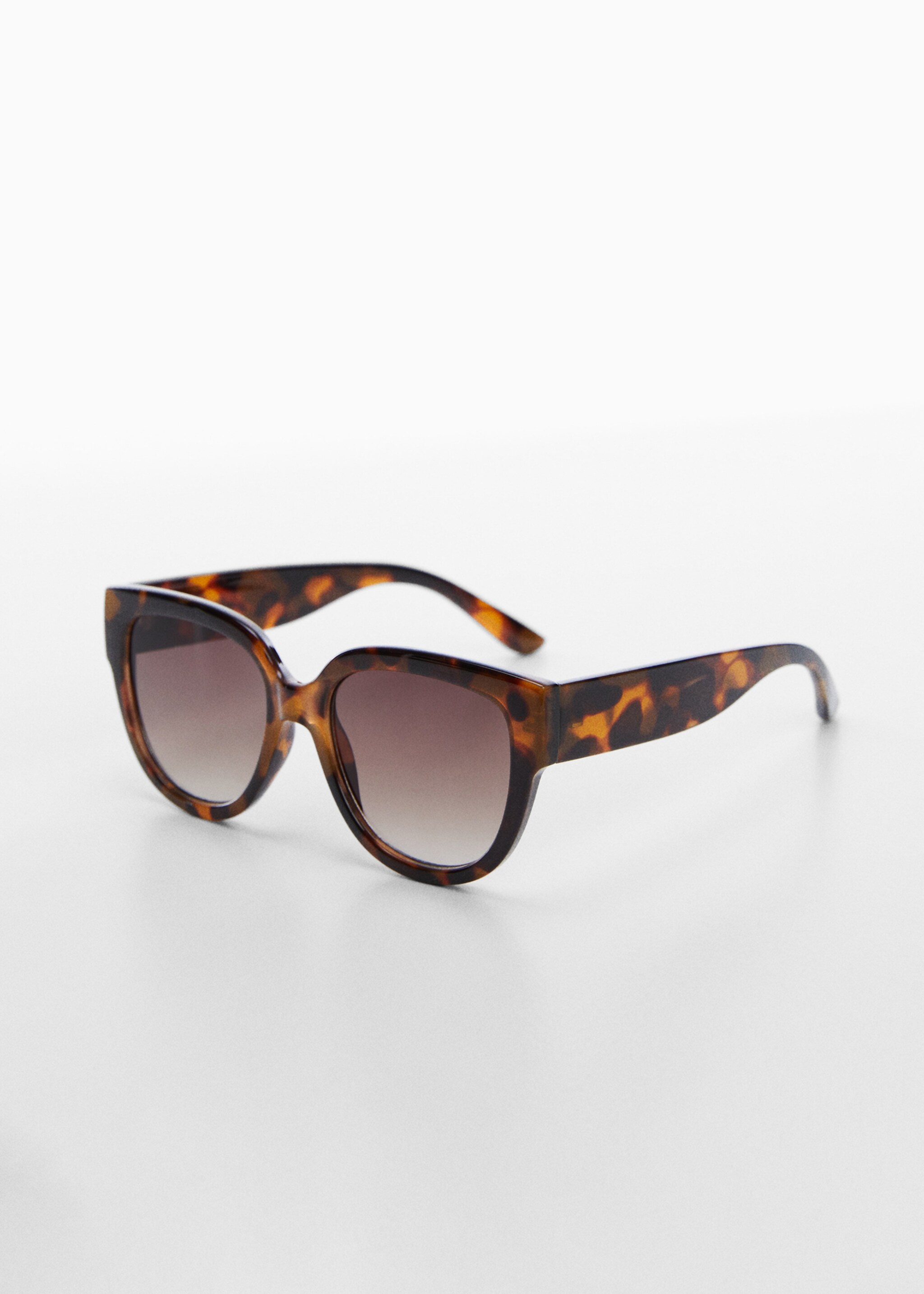 Lunettes de soleil rétro - Plan moyen
