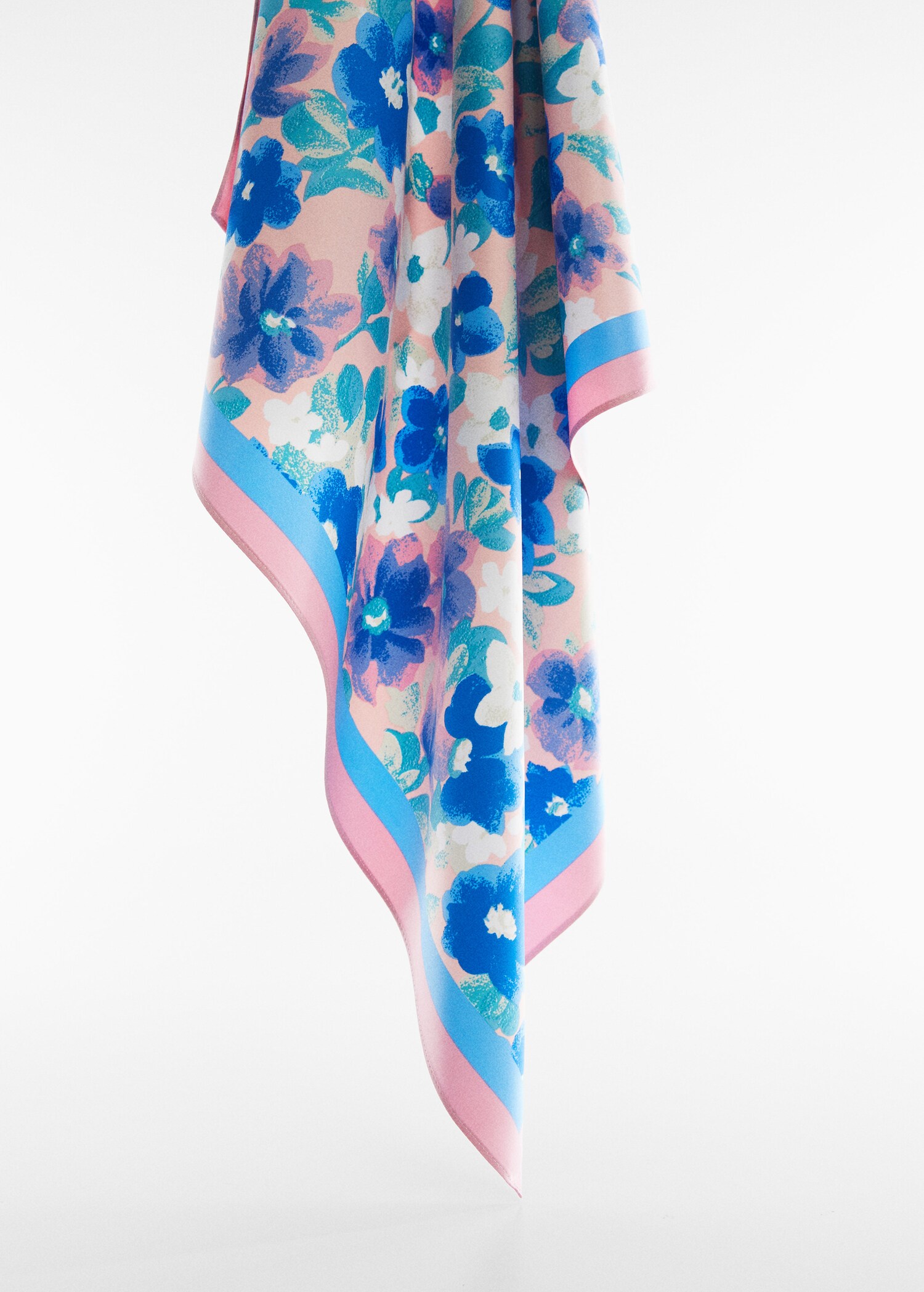 Foulard à fleurs - Plan moyen