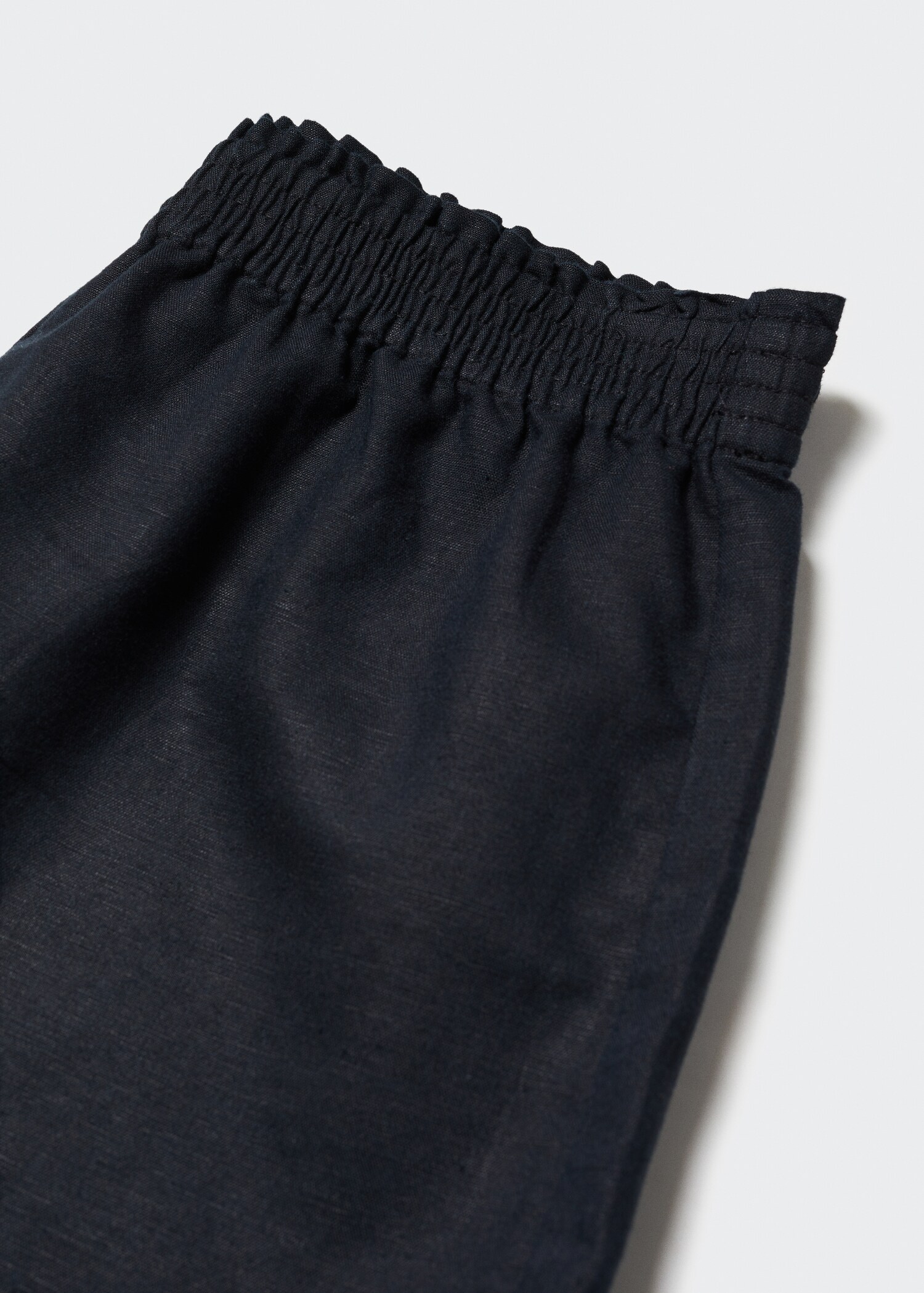 Linen shorts with elastic waist - Details of the article 8
