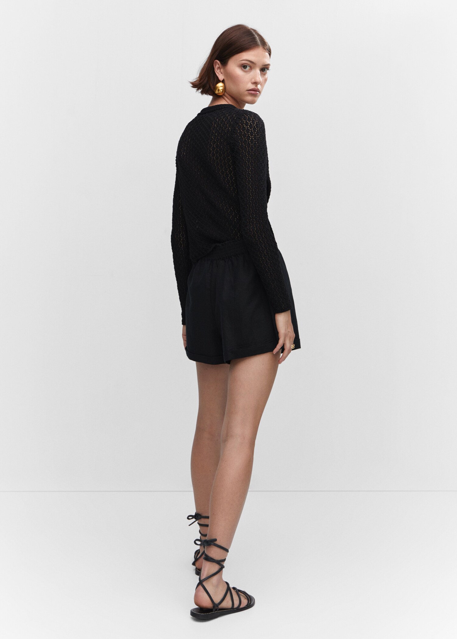 Linen shorts with elastic waist - Reverse of the article