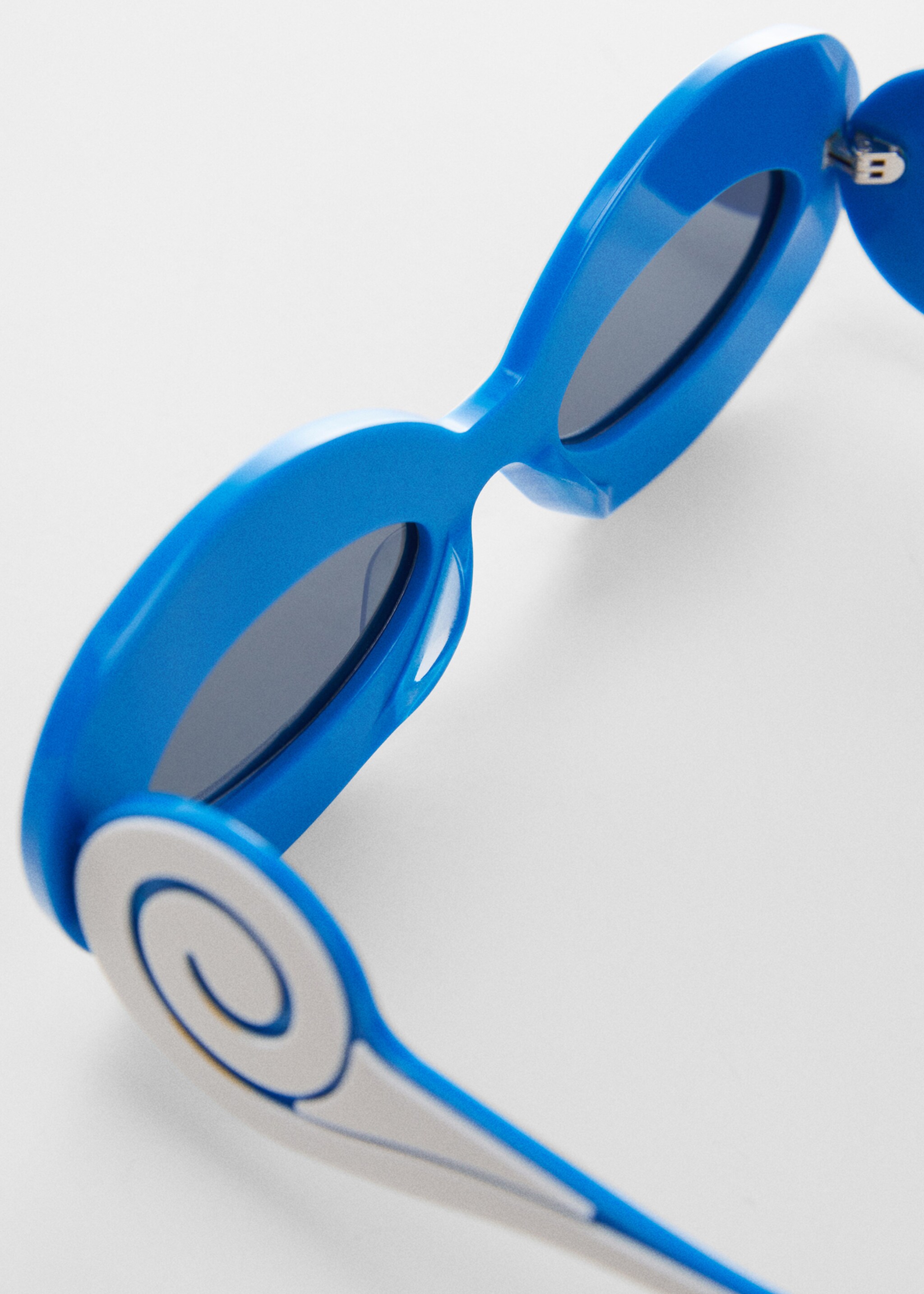 Maxi-frame sunglasses - Details of the article 1, White. Ref: 57040262-00.