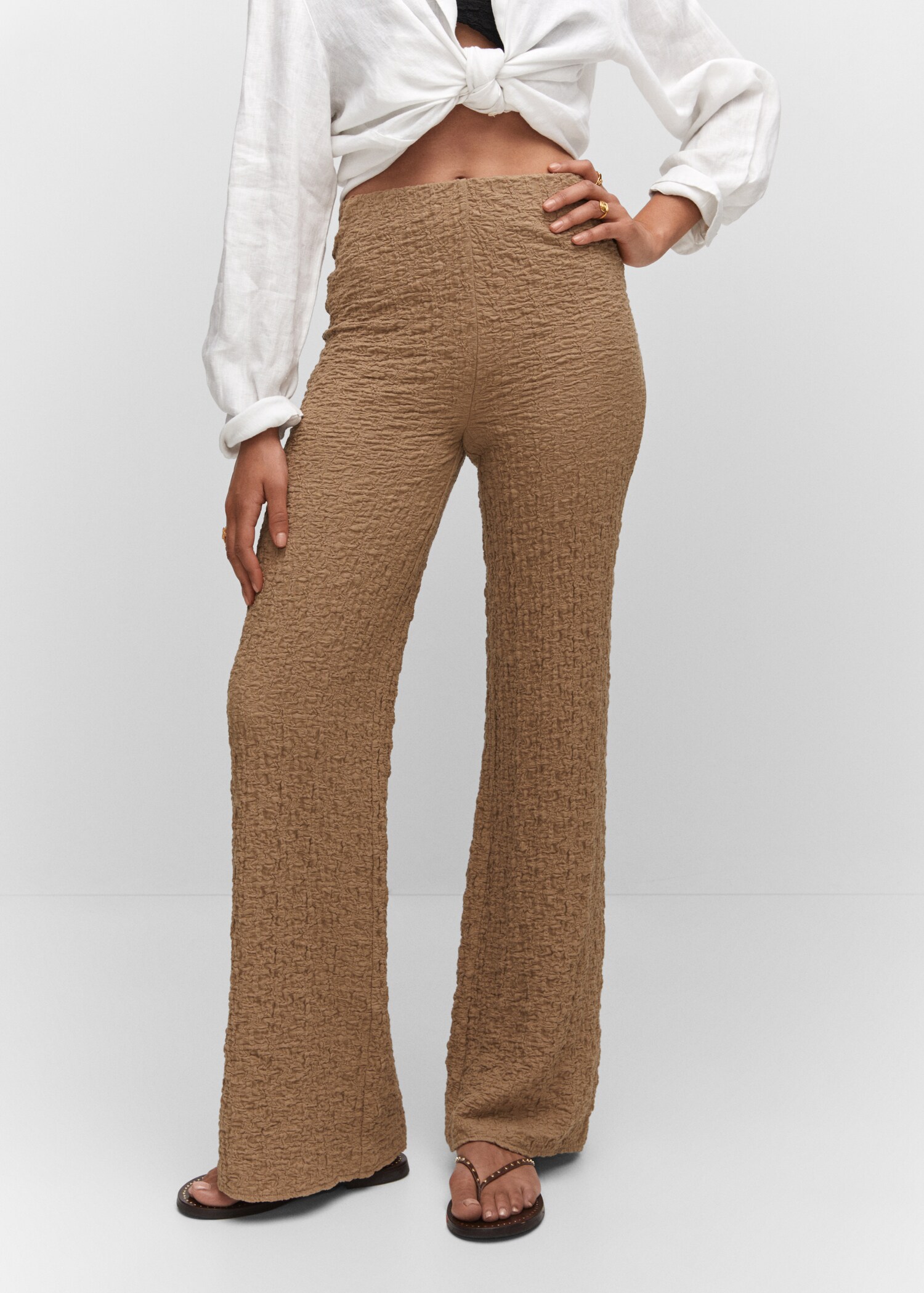 Pantaloni cu textură wide-leg - Plan mediu