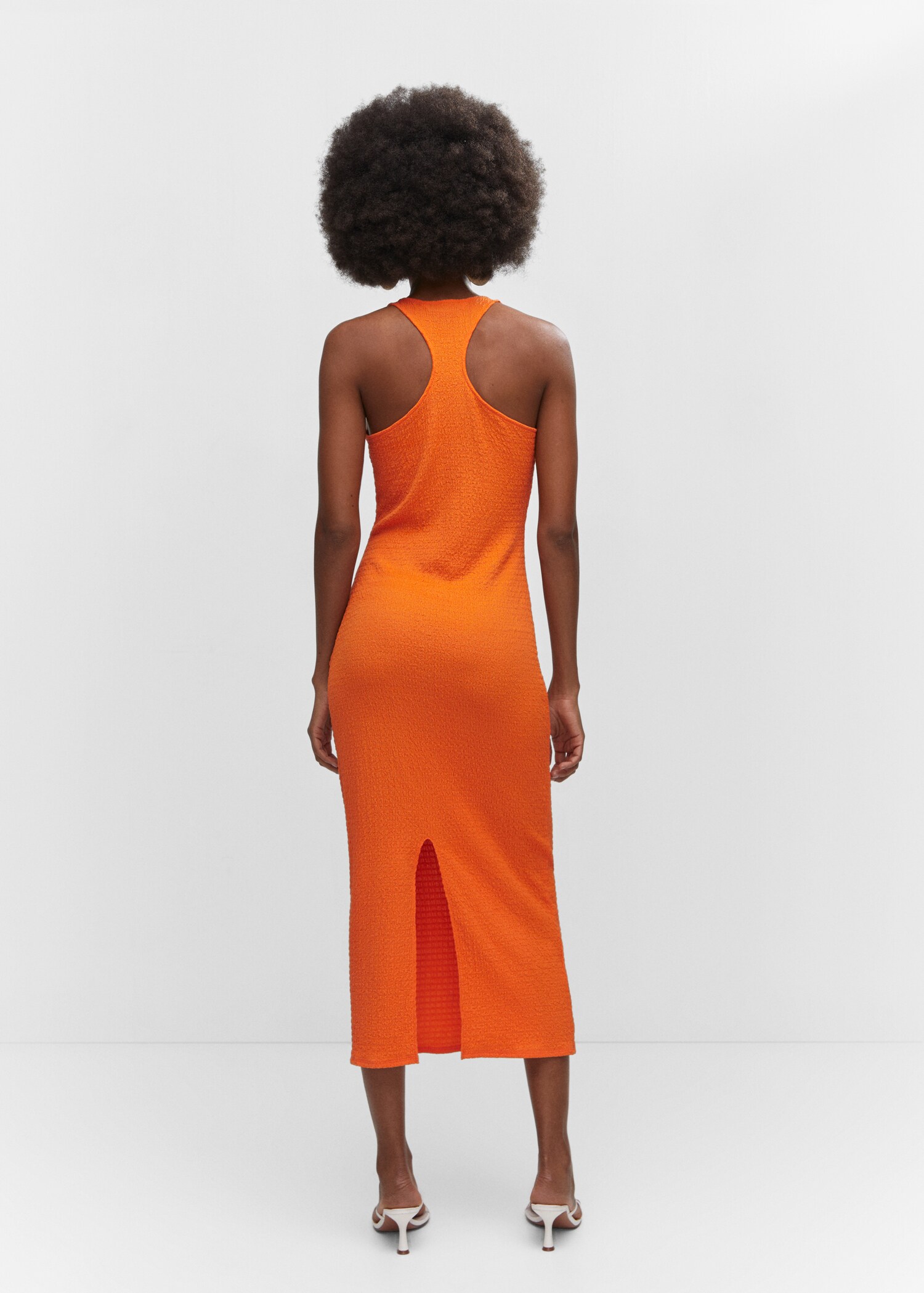 Textured dress with opening - Reverse of the article
