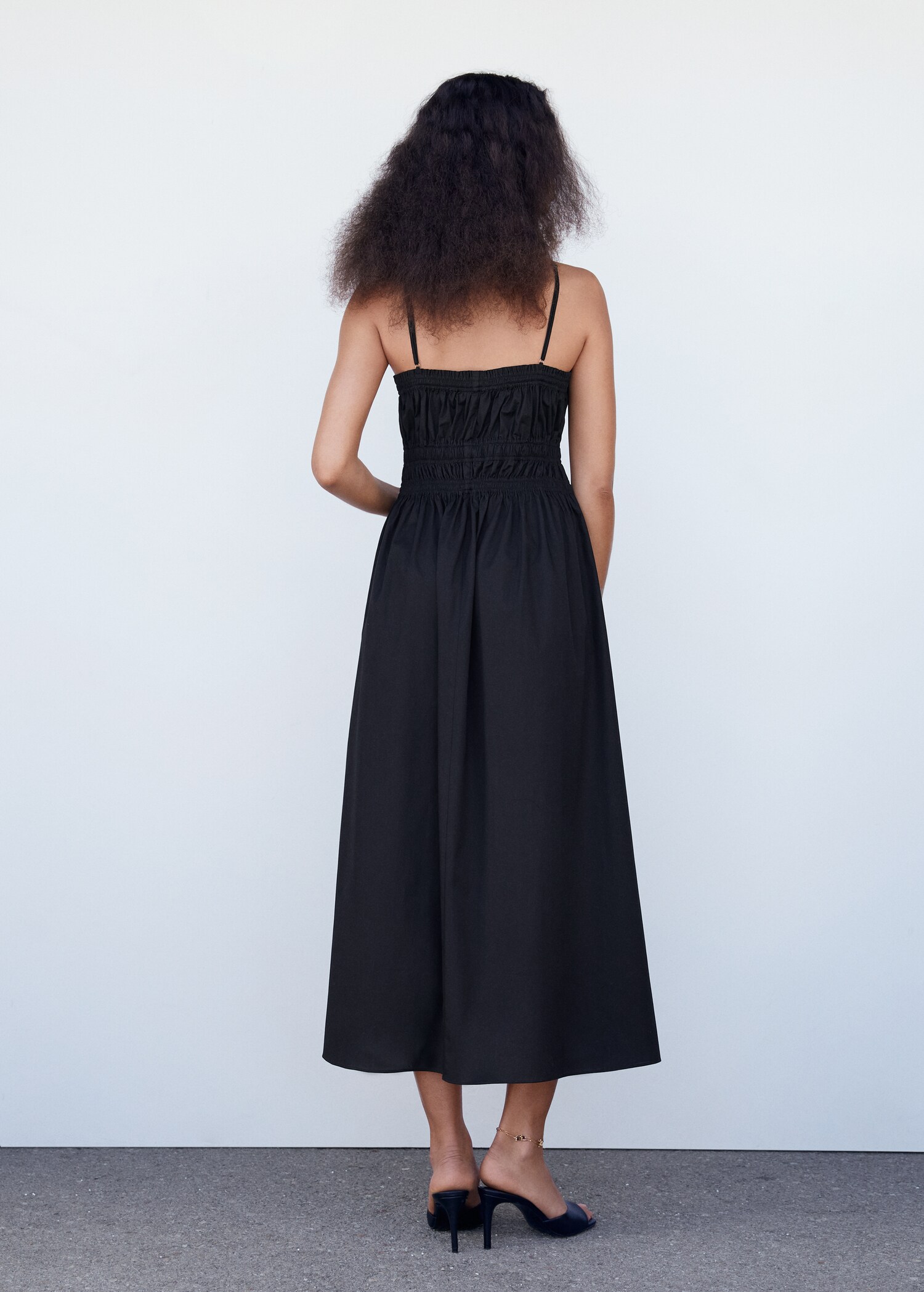 Halter-neck dress with ruffle details - Reverse of the article
