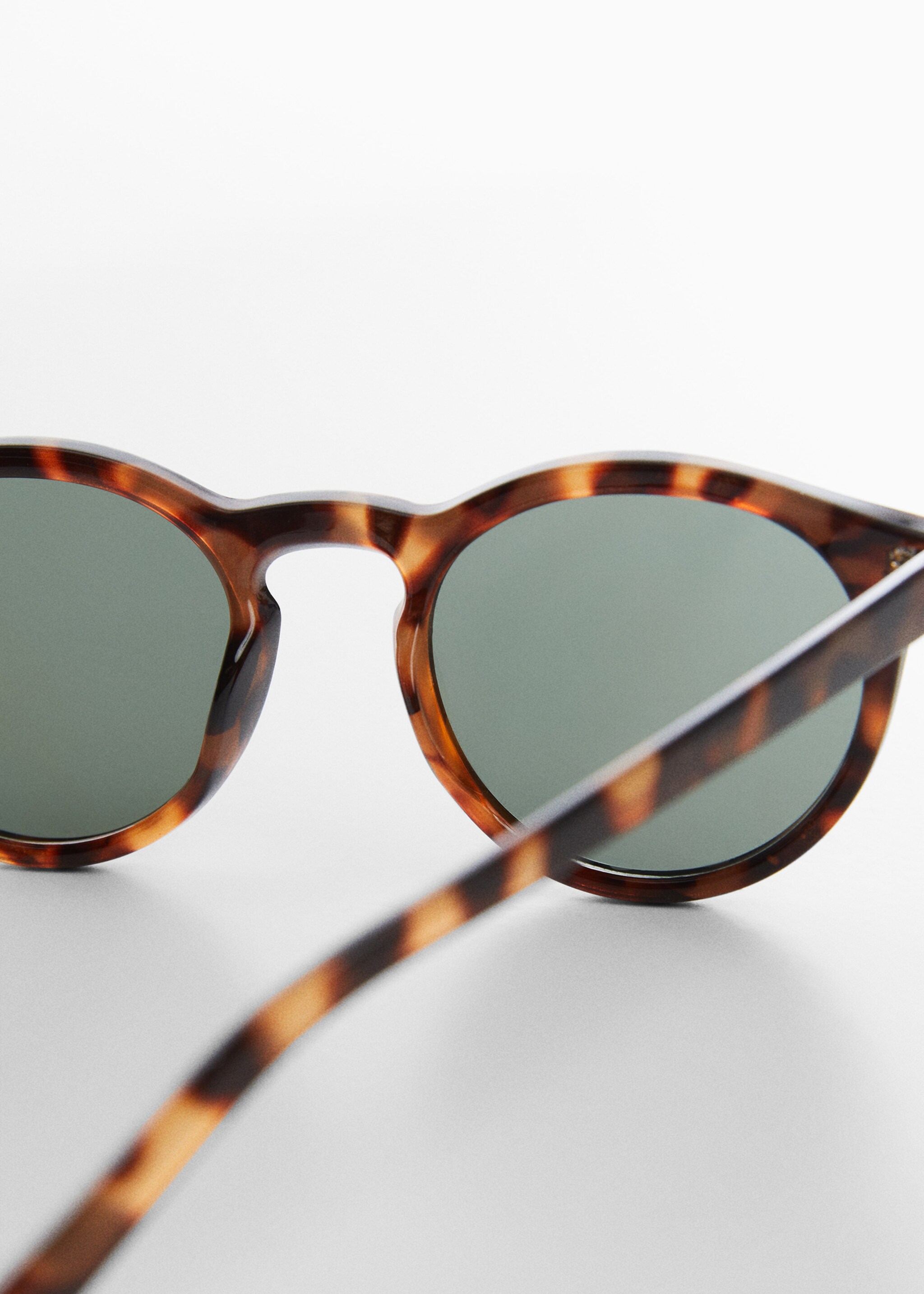 Sonnenbrille im Retro-Stil - Detail des Artikels 1, Schokolade. Ref: 57040591-00.