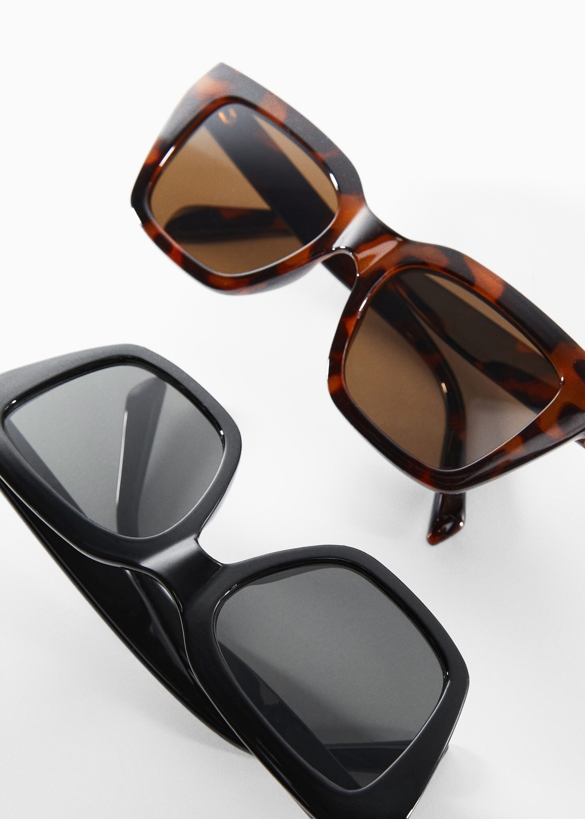 Squared frame sunglasses - Details of the article 5, Black. Ref: 57040598-00.