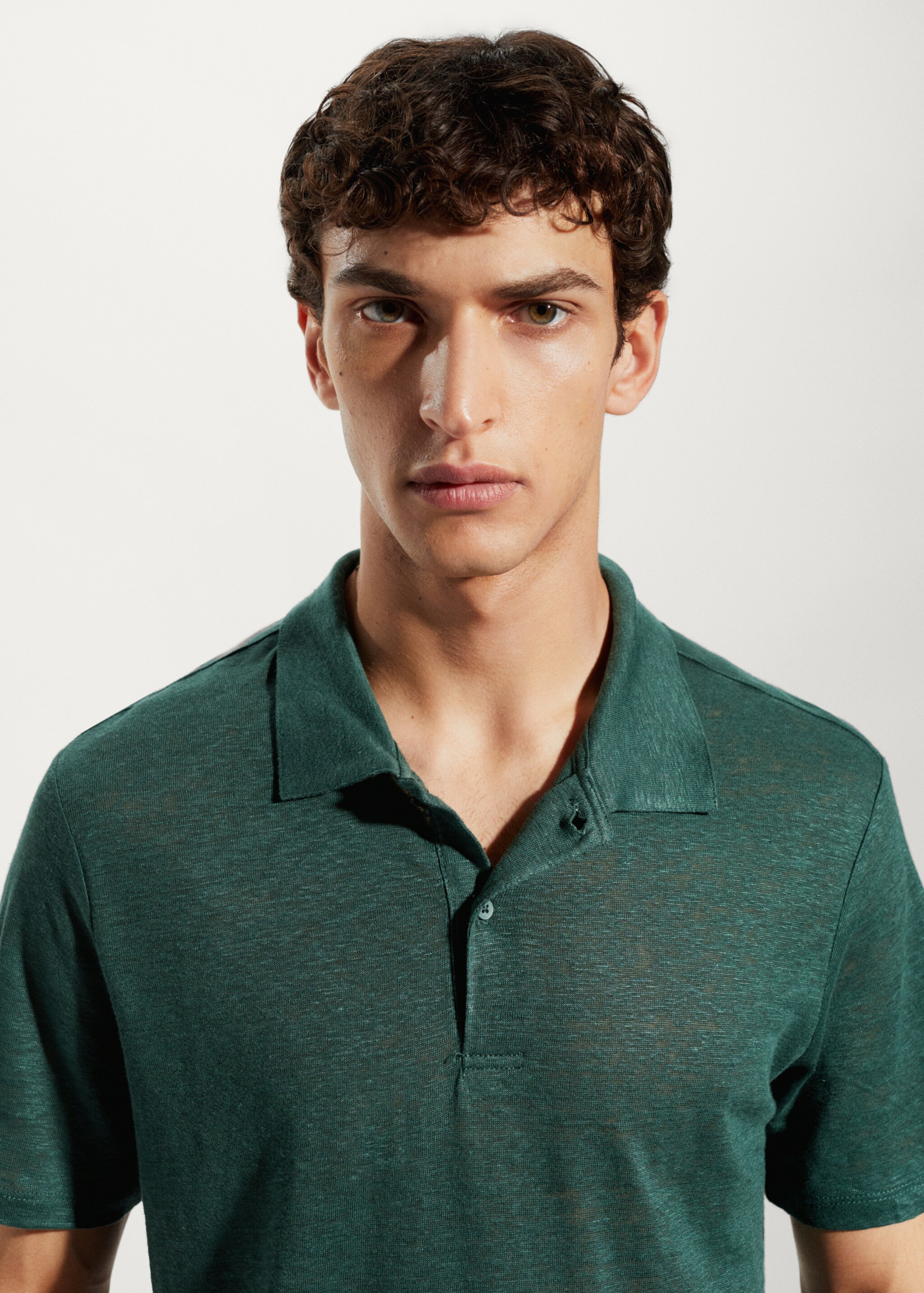 Polo slim fit 100% lino - Detalle del artículo 1, Verde. Ref: 57040681-00.
