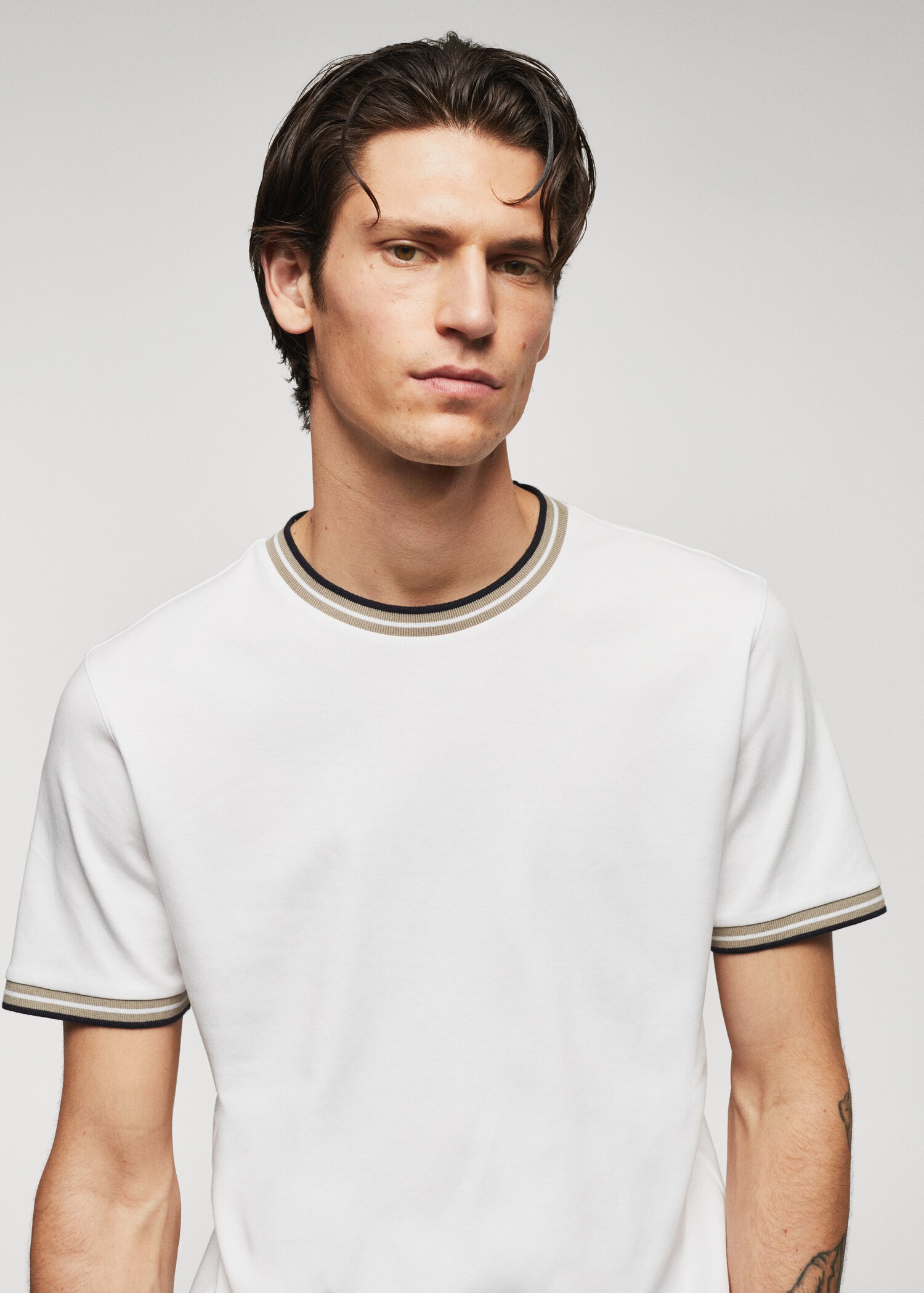 100% cotton t-shirt with contrast piping - Details of the article 1