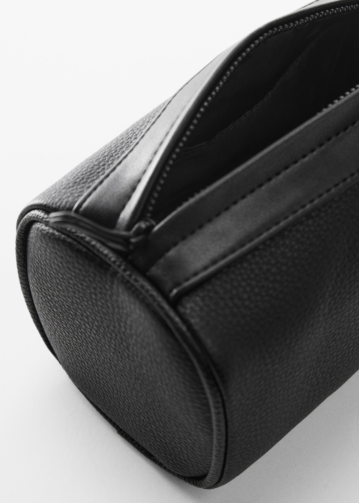 Pebbled leather-effect toiletry bag - Details of the article 1