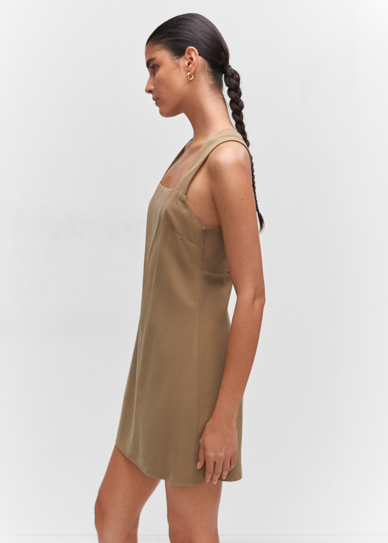 Vestido espalda cruzada - Plano medio