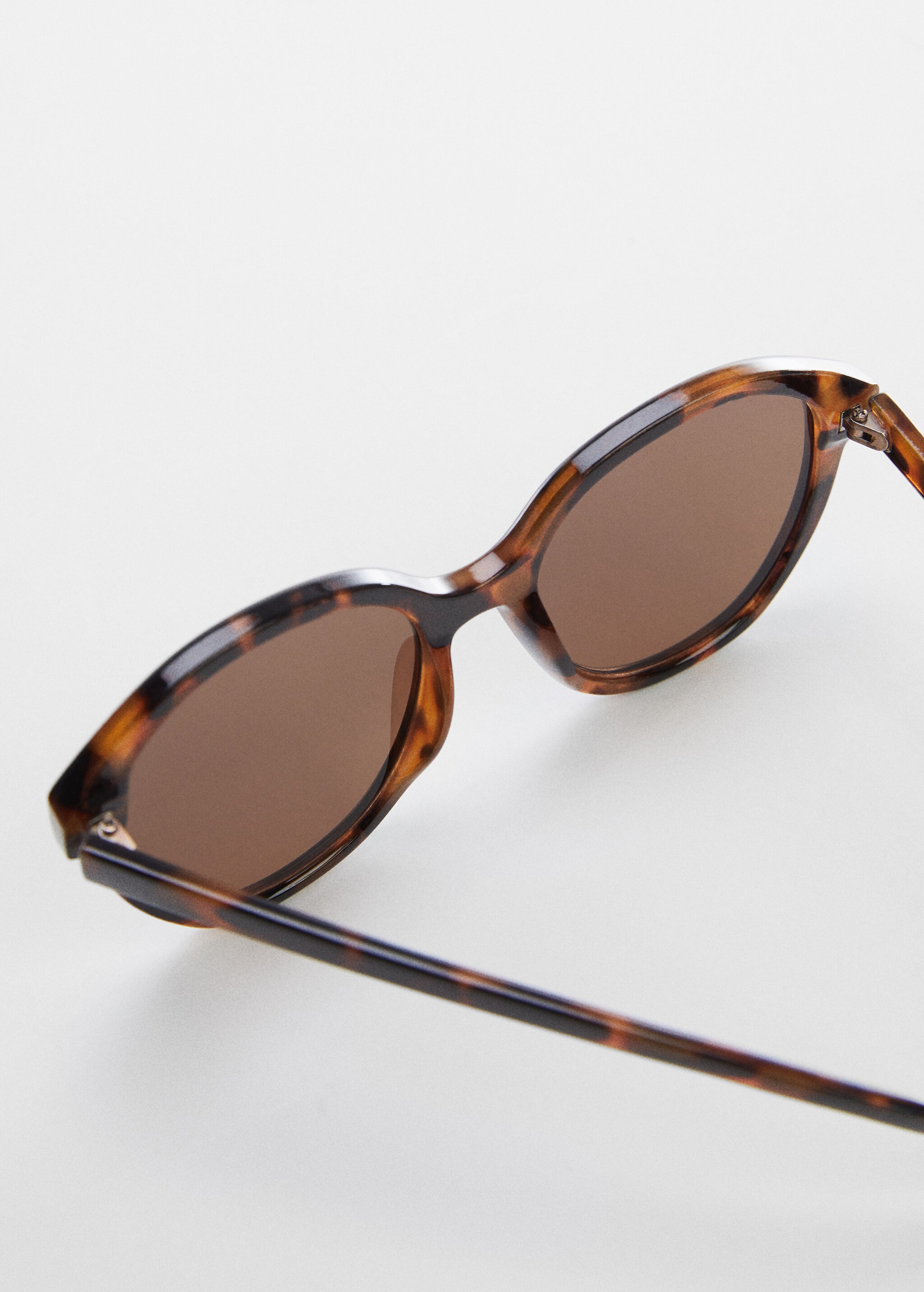 Tortoiseshell rounded sunglasses - Details of the article 1