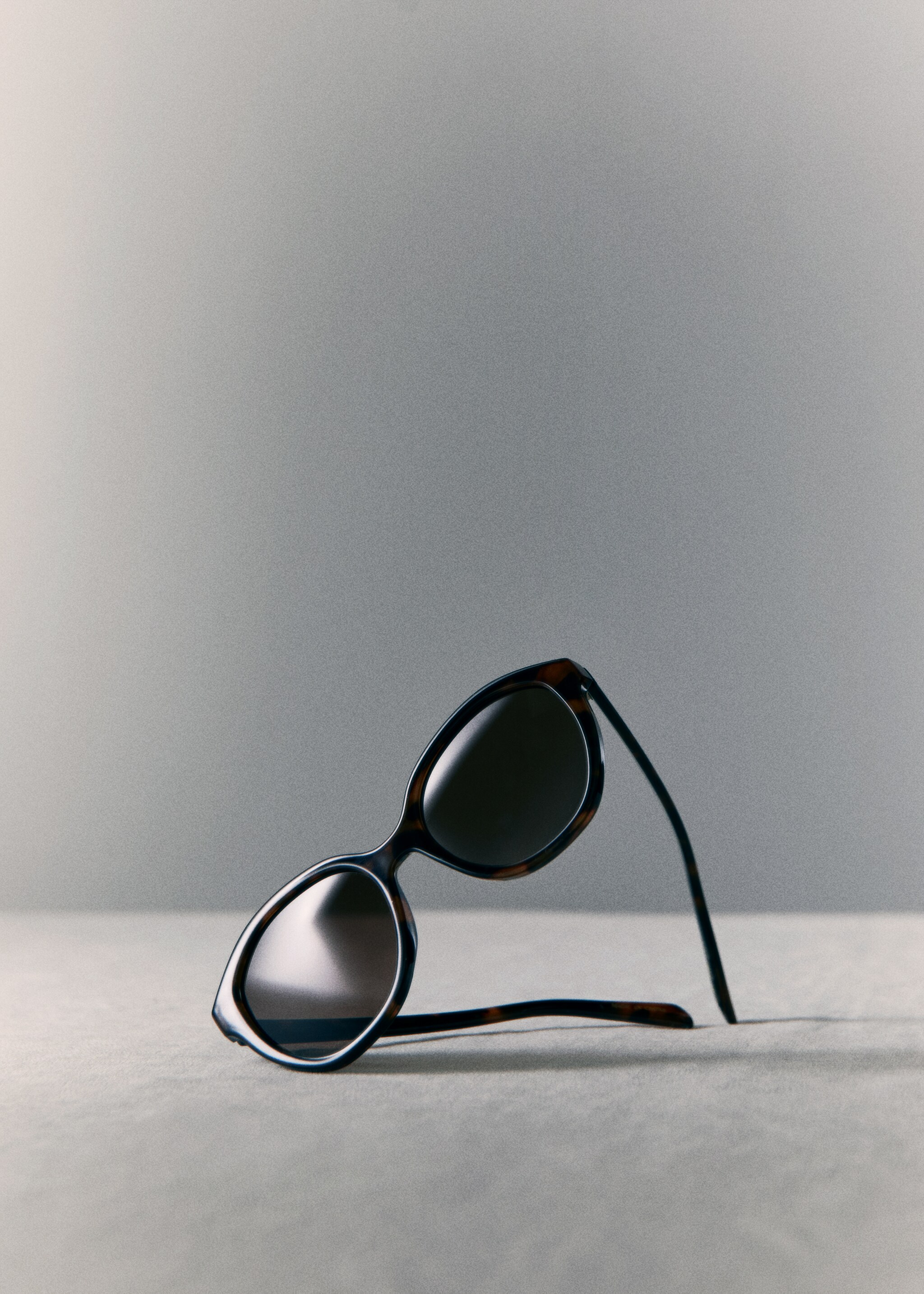Tortoiseshell rounded sunglasses - Details of the article 9