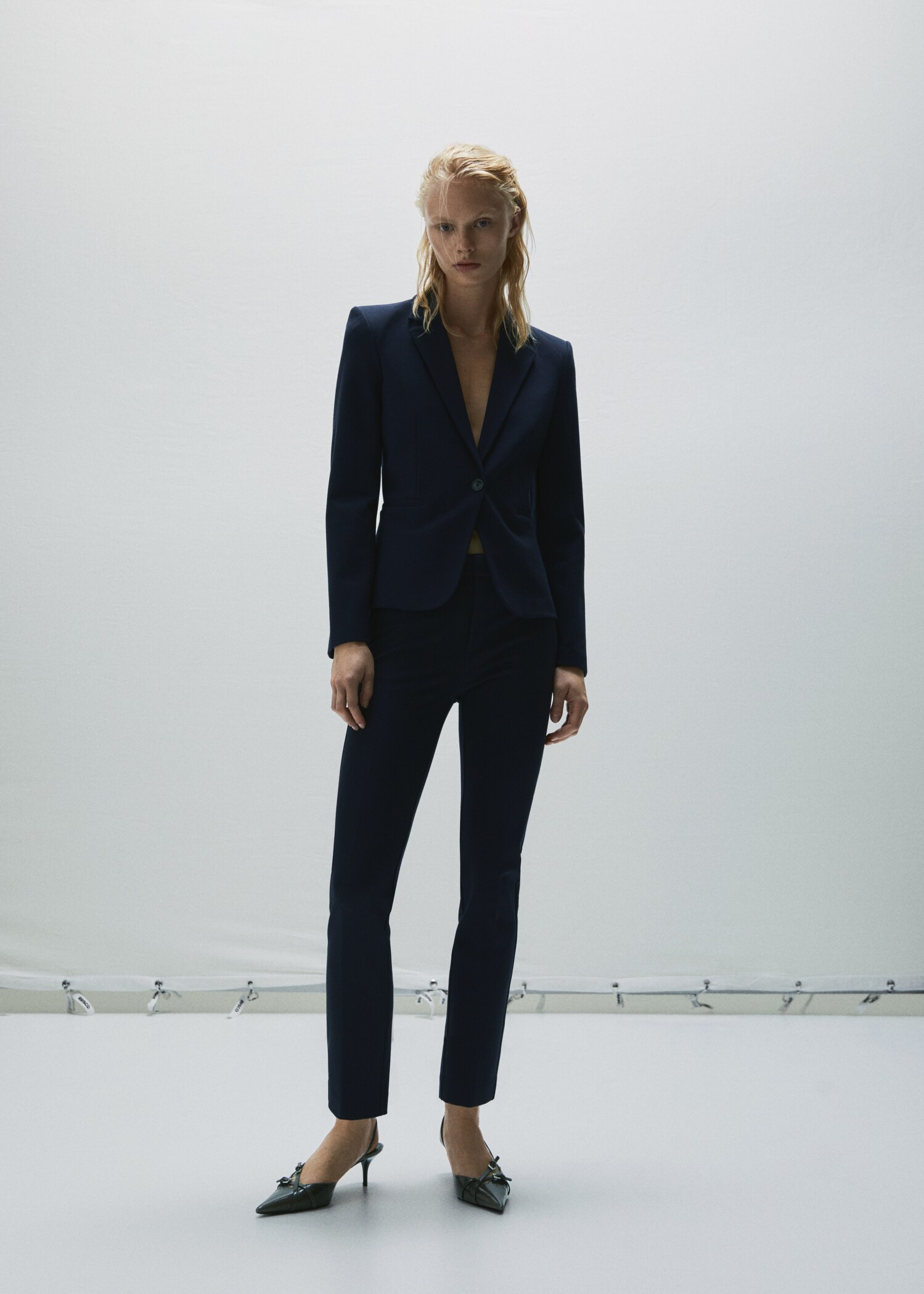 Fitted jacket with blunt stitching - Details of the article 7