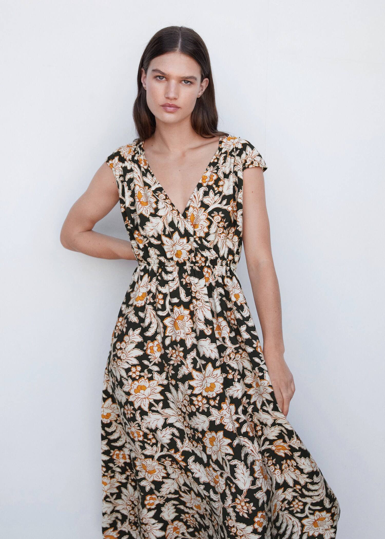 Florales Kleid mit Wickelausschnitt - Mittlere Ansicht