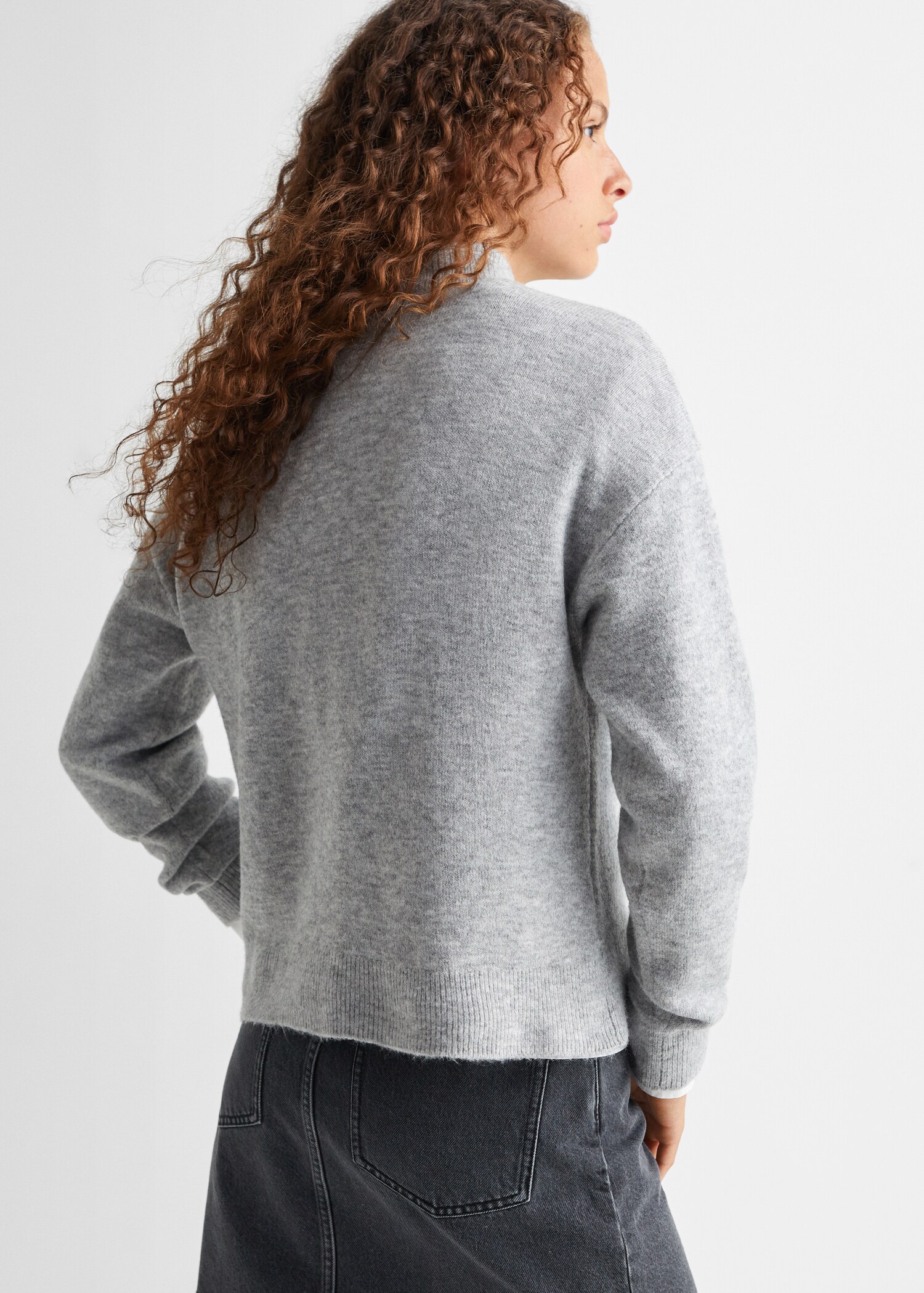 Sweter z cienkiej dzianiny - Tylna strona artykułu