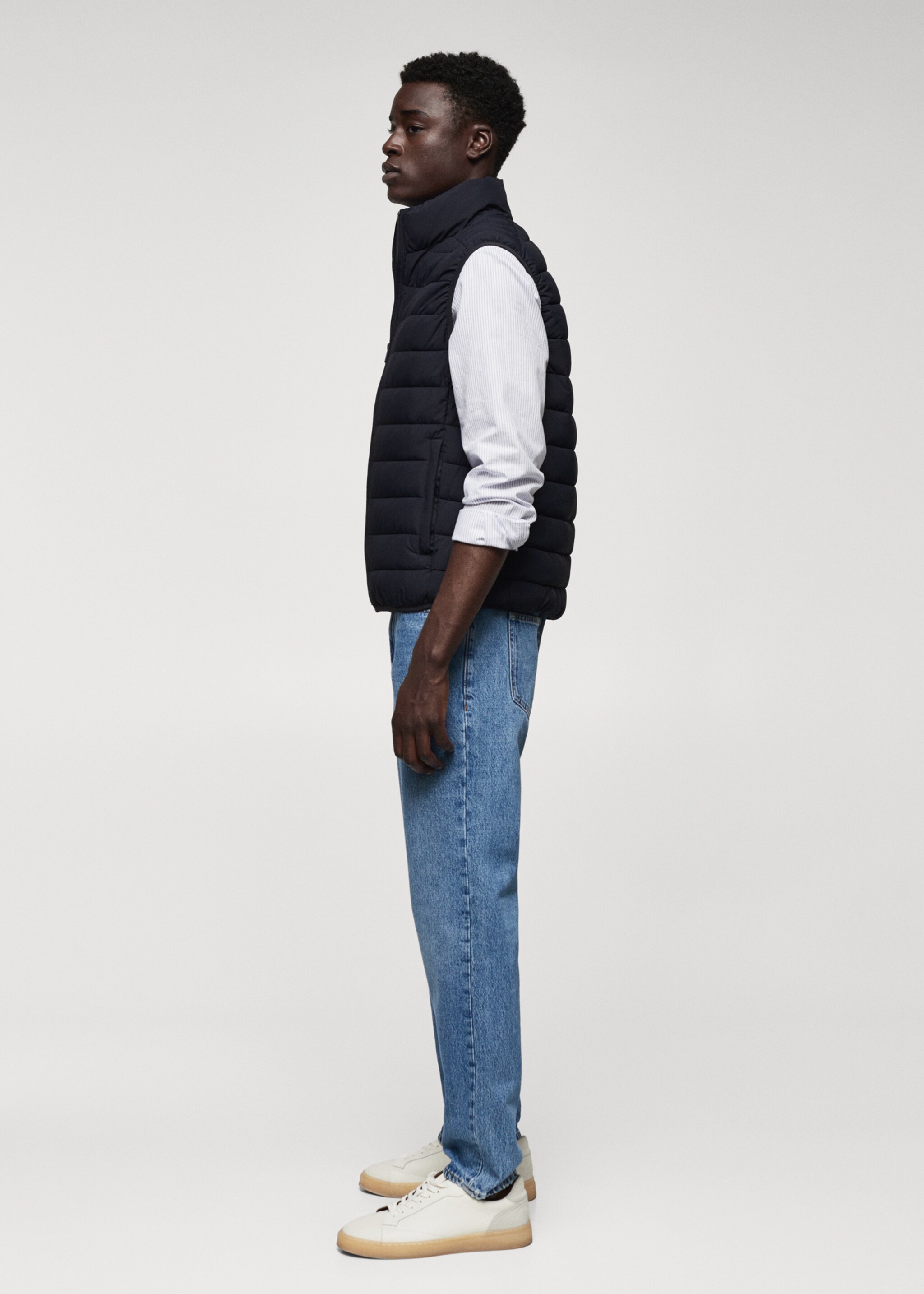 Ultra-light padded water-repellent waistcoat - Details of the article 2, Navy. Ref: 57044385-00.