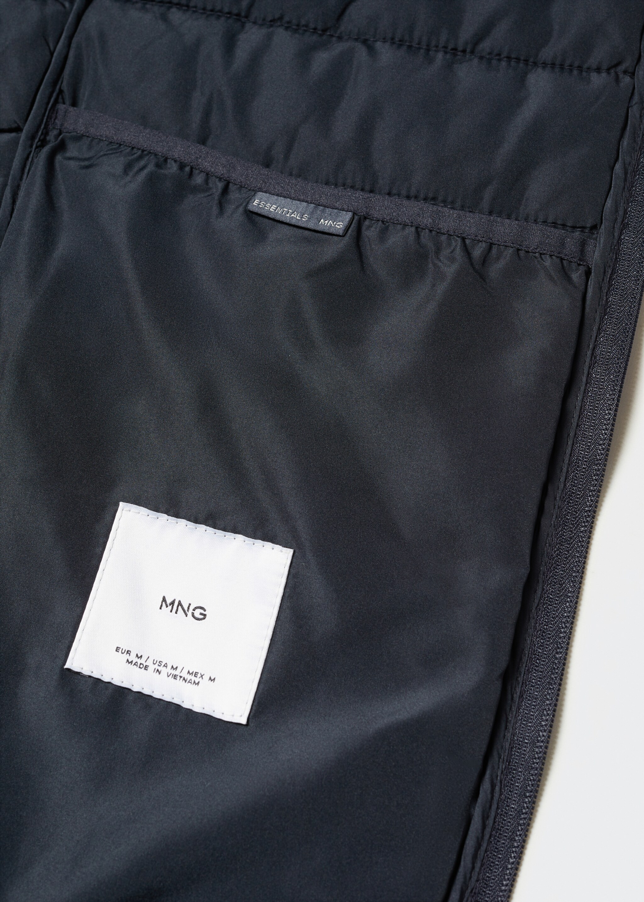 Ultra-light padded water-repellent waistcoat - Details of the article 8, Navy. Ref: 57044385-00.