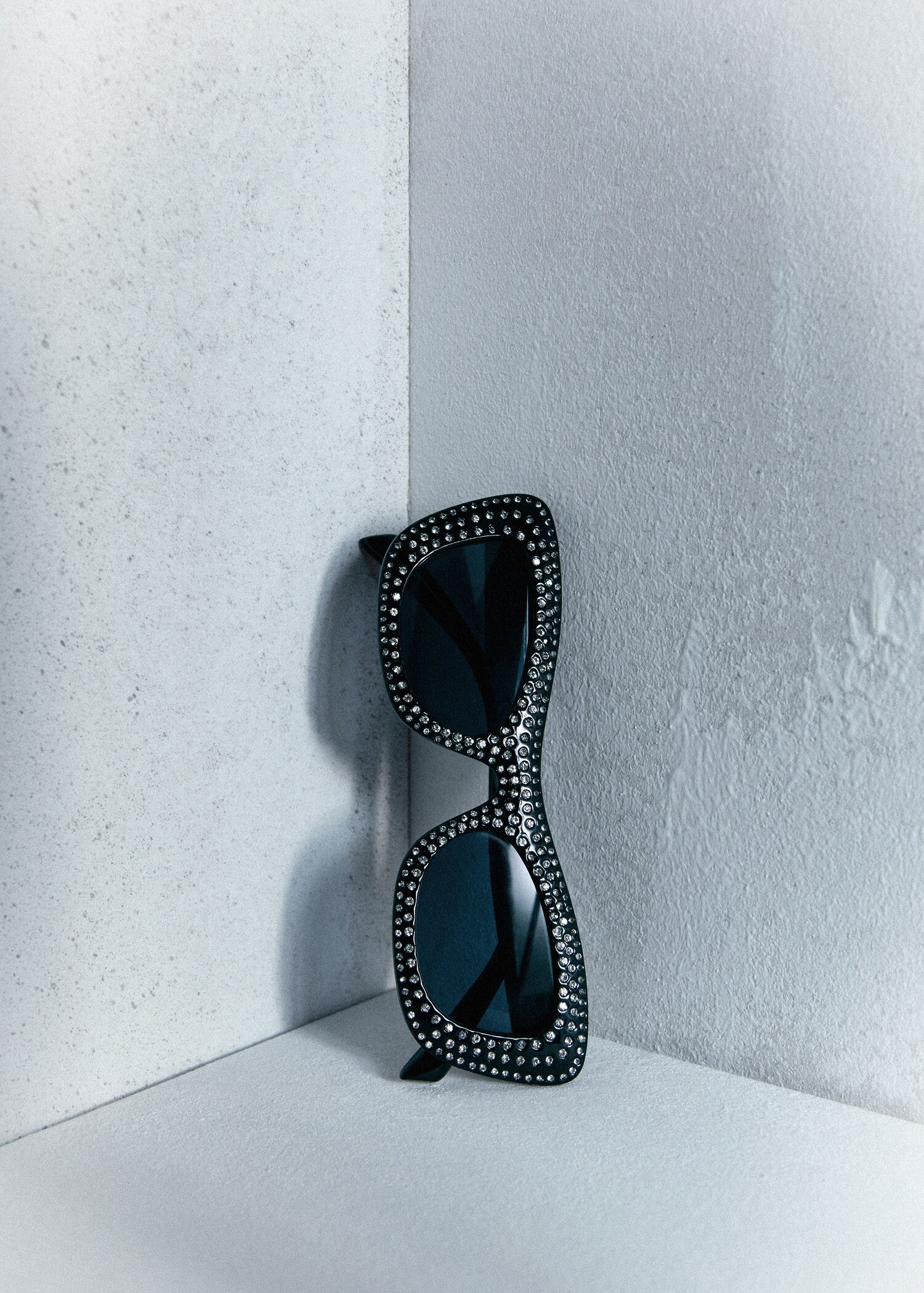 Sunglasses with rhinestone detail - Details of the article 9