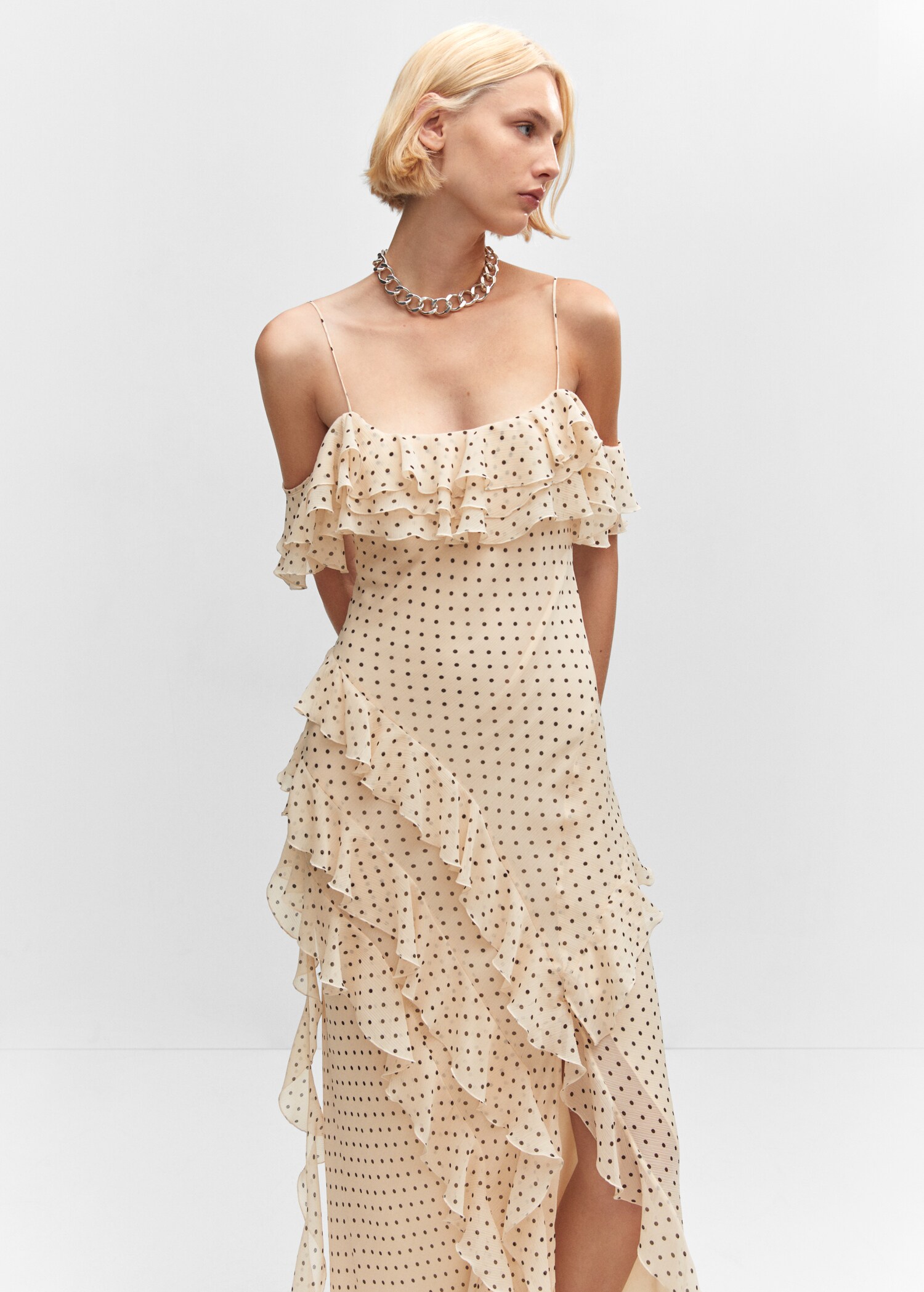 Robe pois volants - Plan moyen