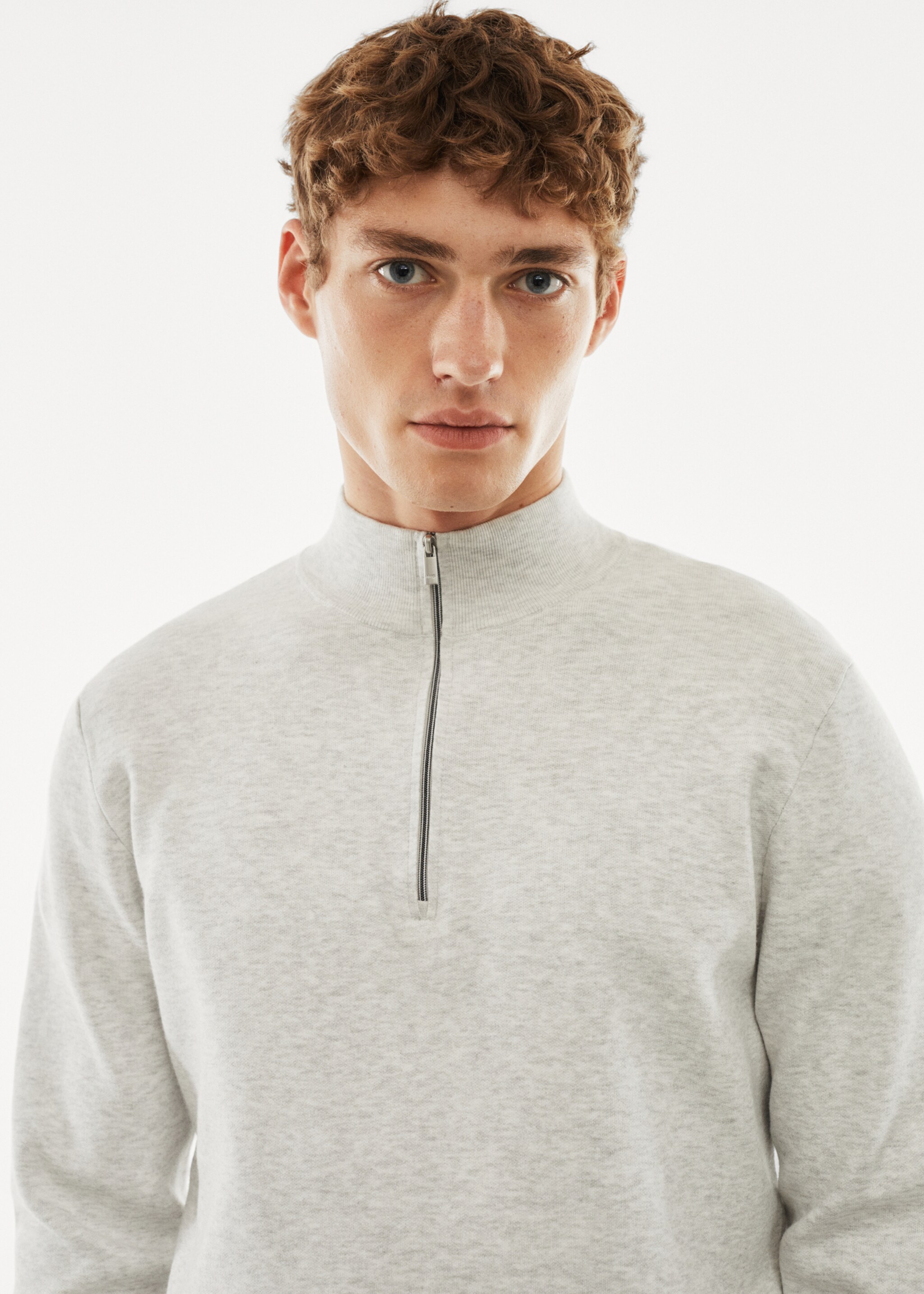 Perkins-neck sweater with zip - Details of the article 1, Ice Grey. Ref: 57044762-00.