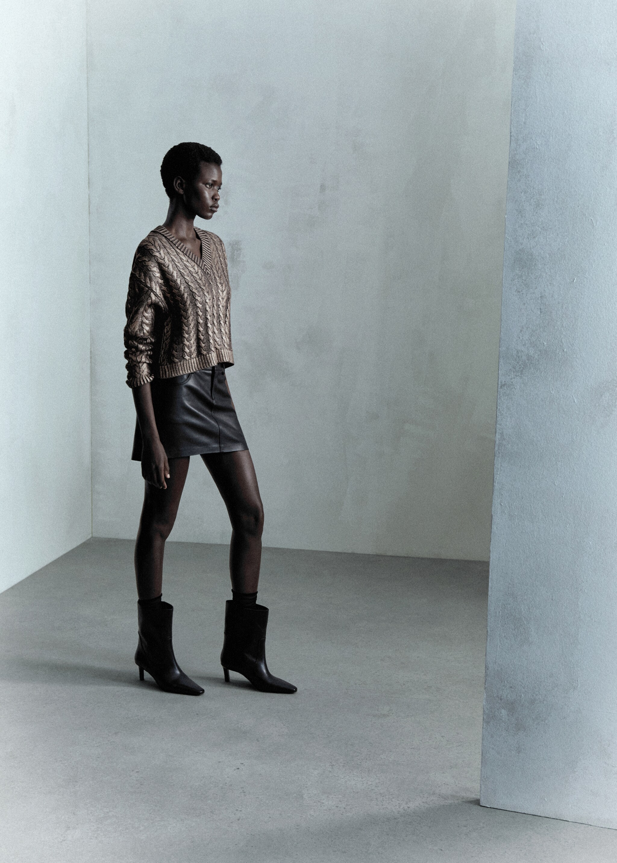 Leather-effect mini-skirt - Details of the article 7