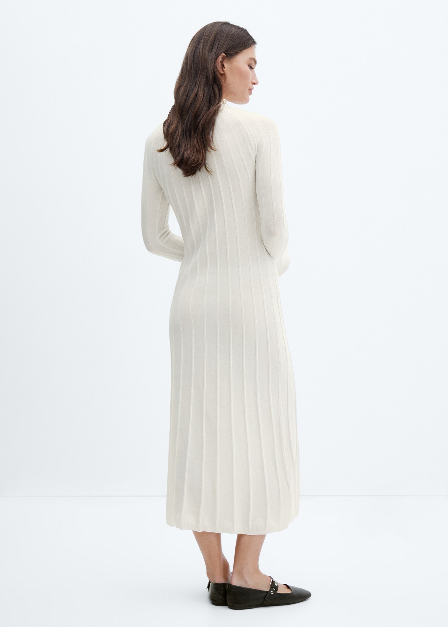 Rippkleid mit halbhohem Kragen - Rückseite des Artikels