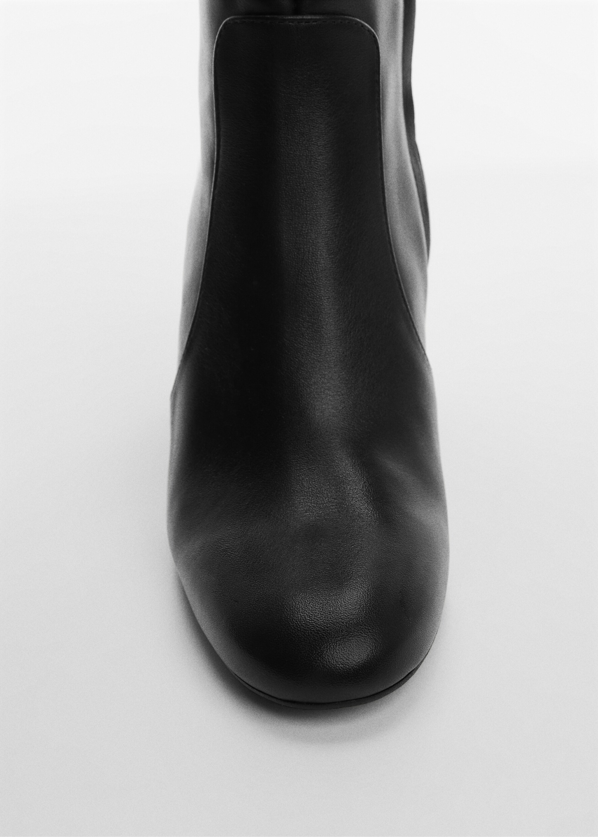 Round-toe leather boots - Details of the article 3, Black. Ref: 57046024-00.
