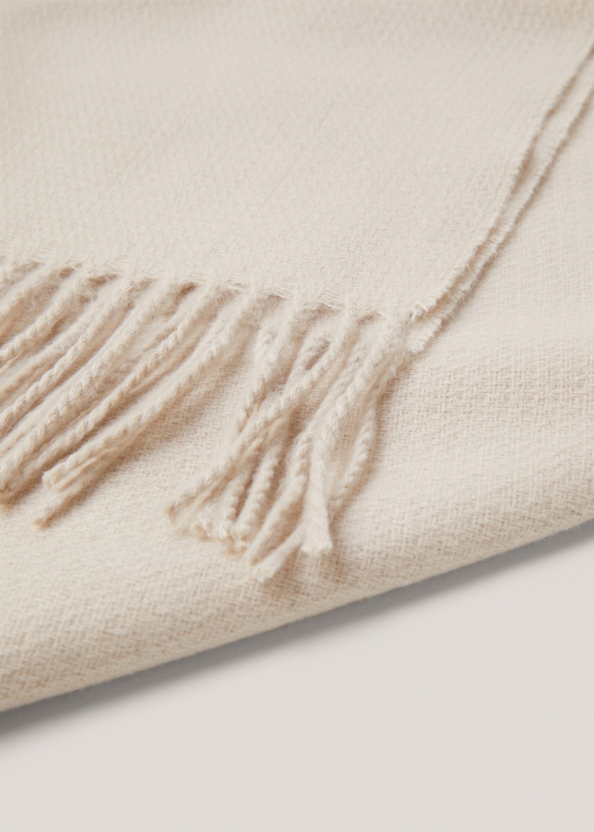 Fringed soft blanket - Details of the article 1, Beige. Ref: 57046310-00.