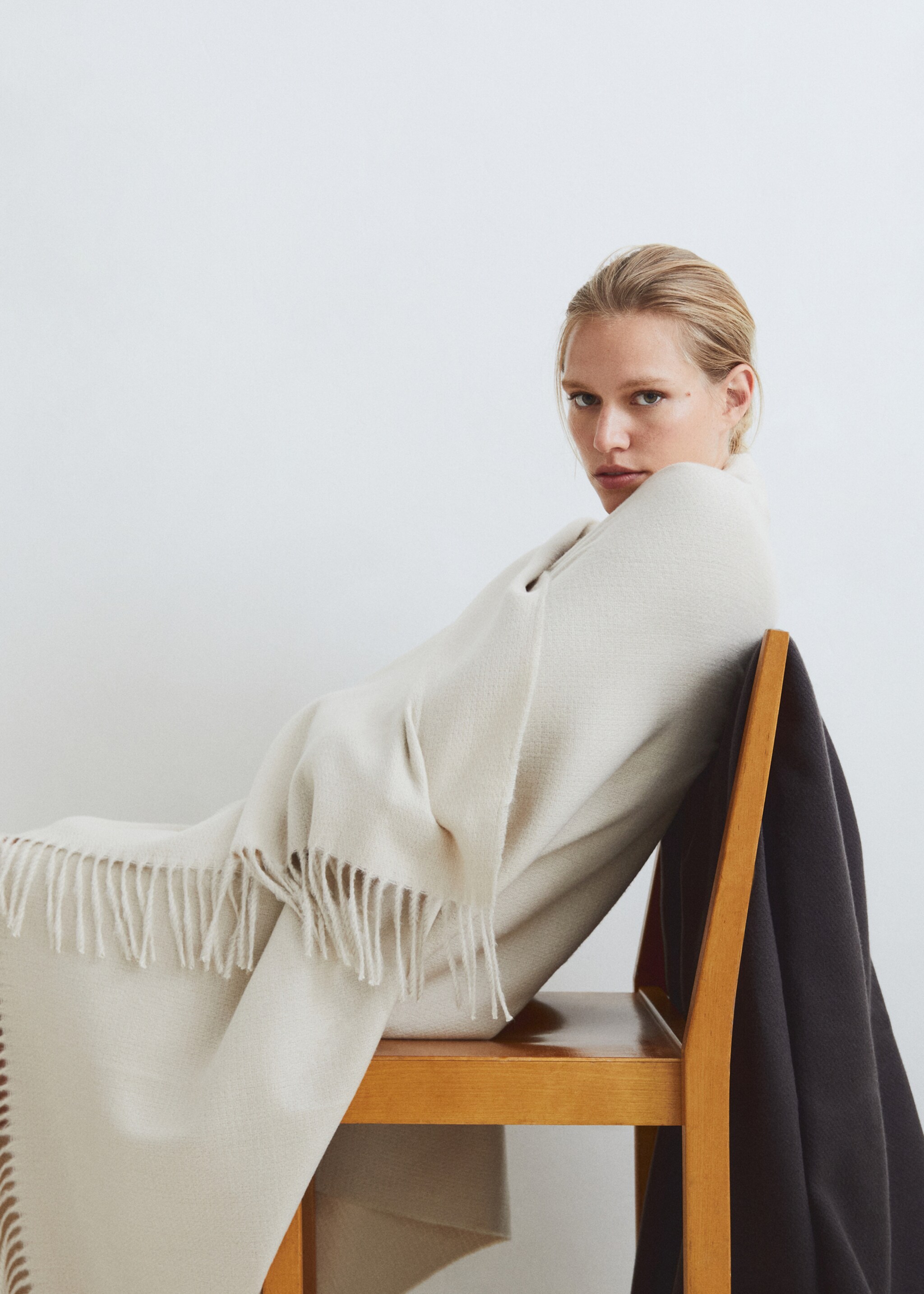 Fringed soft blanket - Details of the article 7, Beige. Ref: 57046310-00.