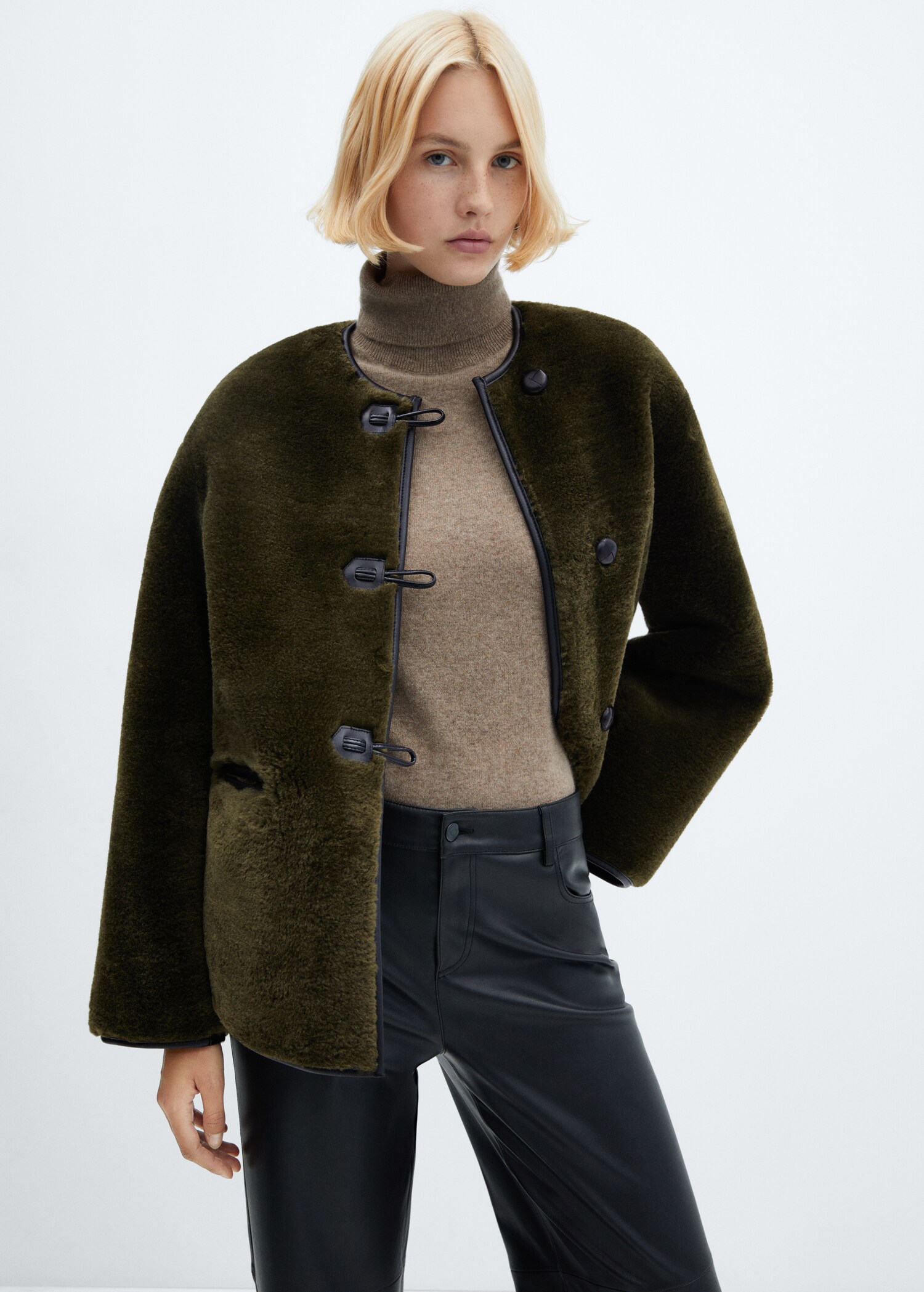 Manteau en imitation fourrure à ornements - Plan moyen