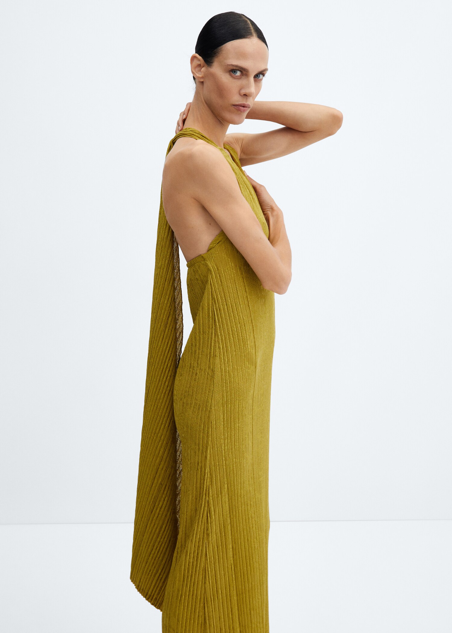 Robe plissée ouverte dans le dos - Plan moyen