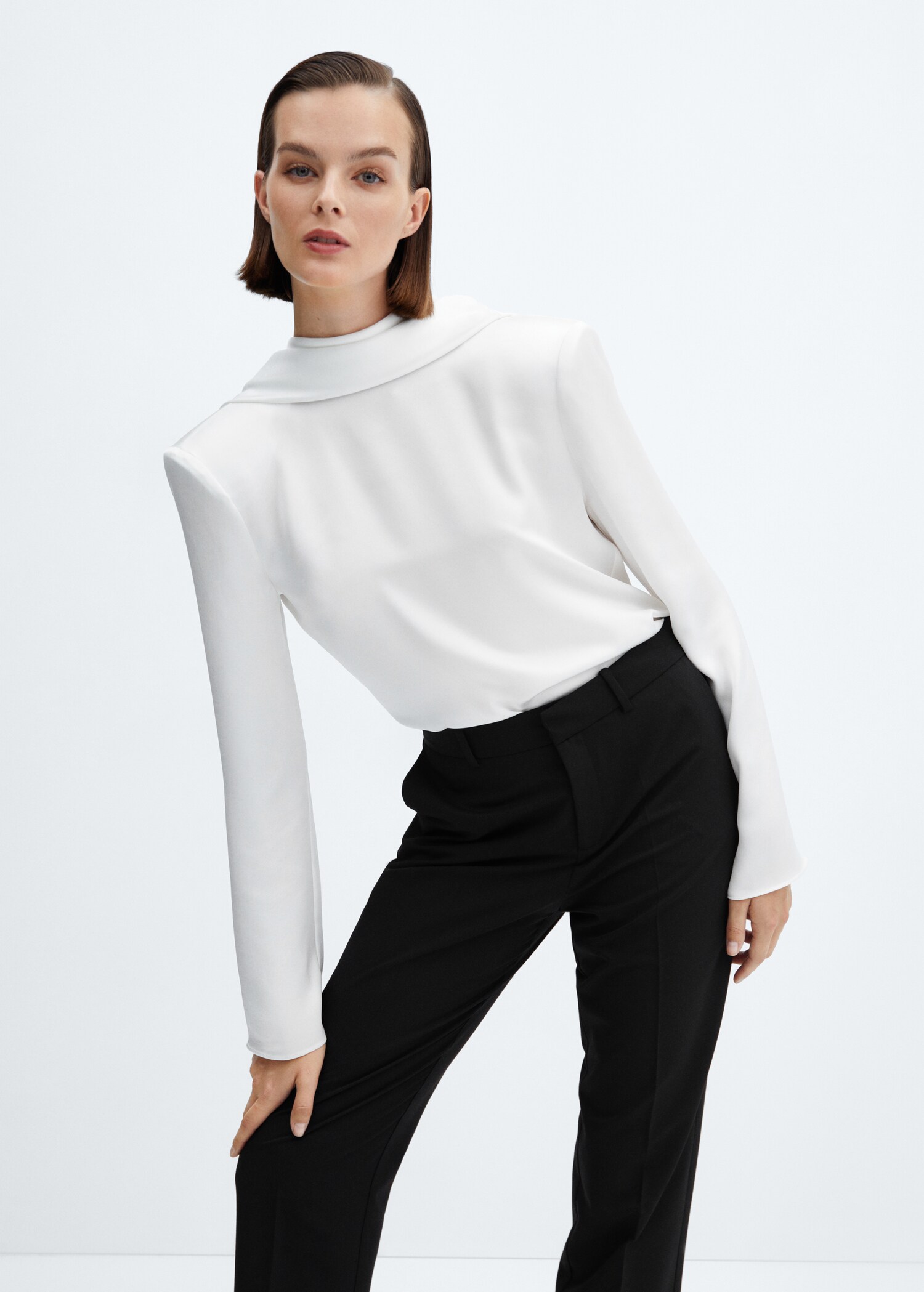 Open-back blouse with shoulder pads - Medium plane