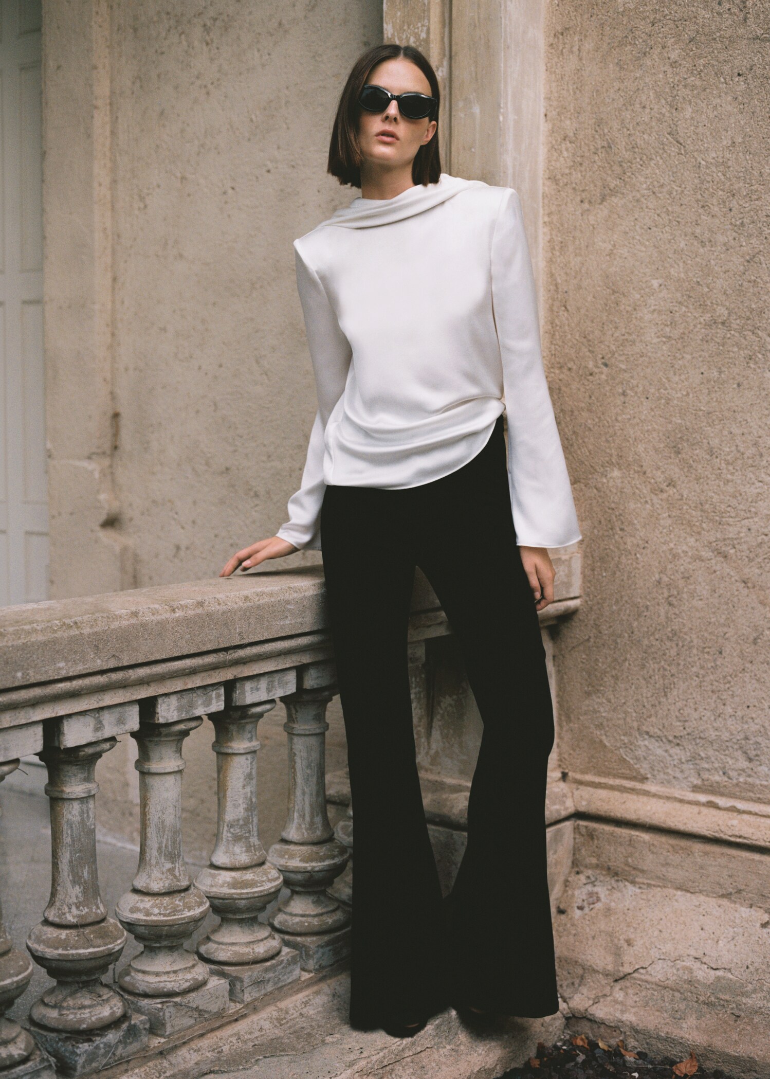 Open-back blouse with shoulder pads - Details of the article 6
