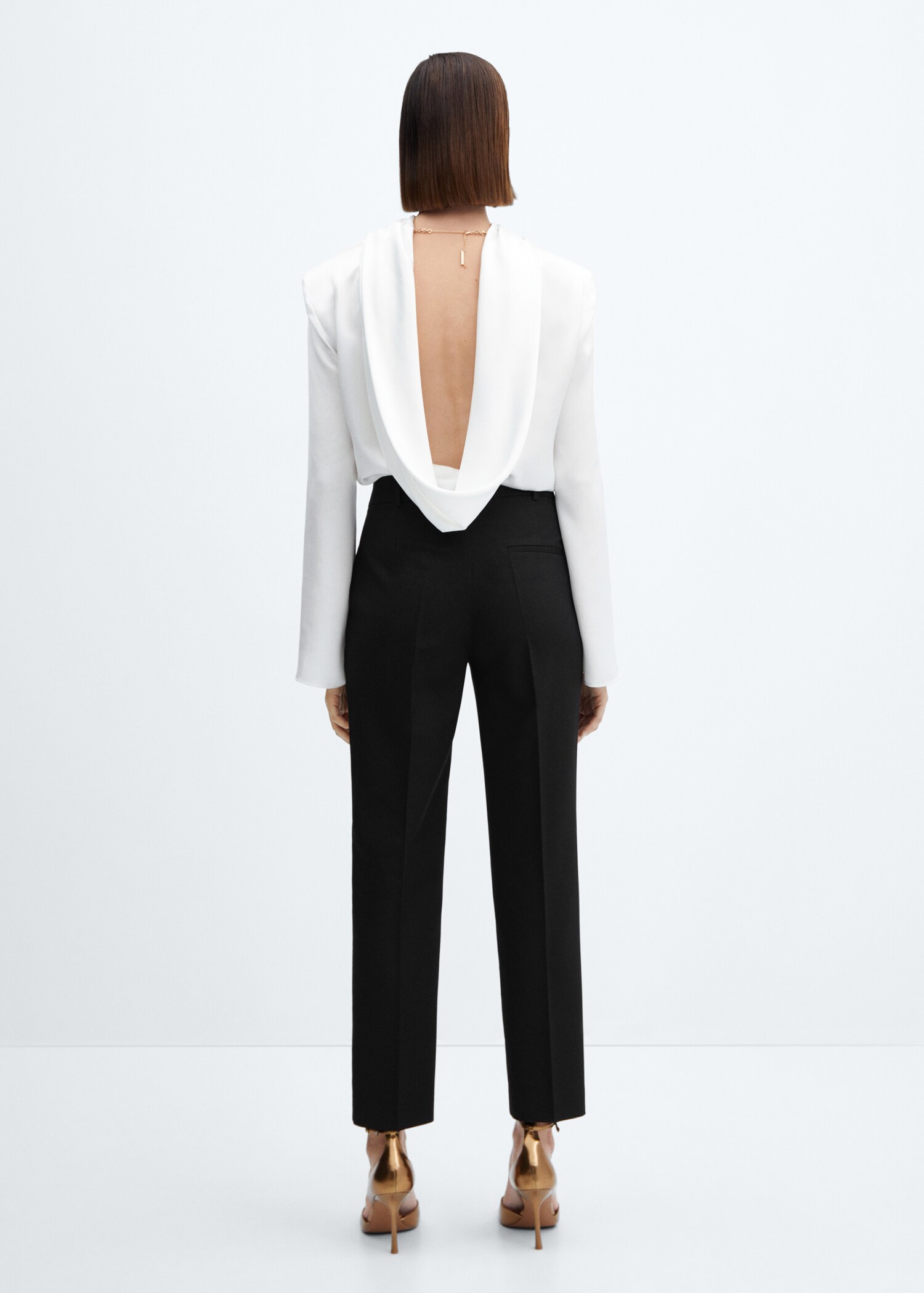 Open-back blouse with shoulder pads - Reverse of the article