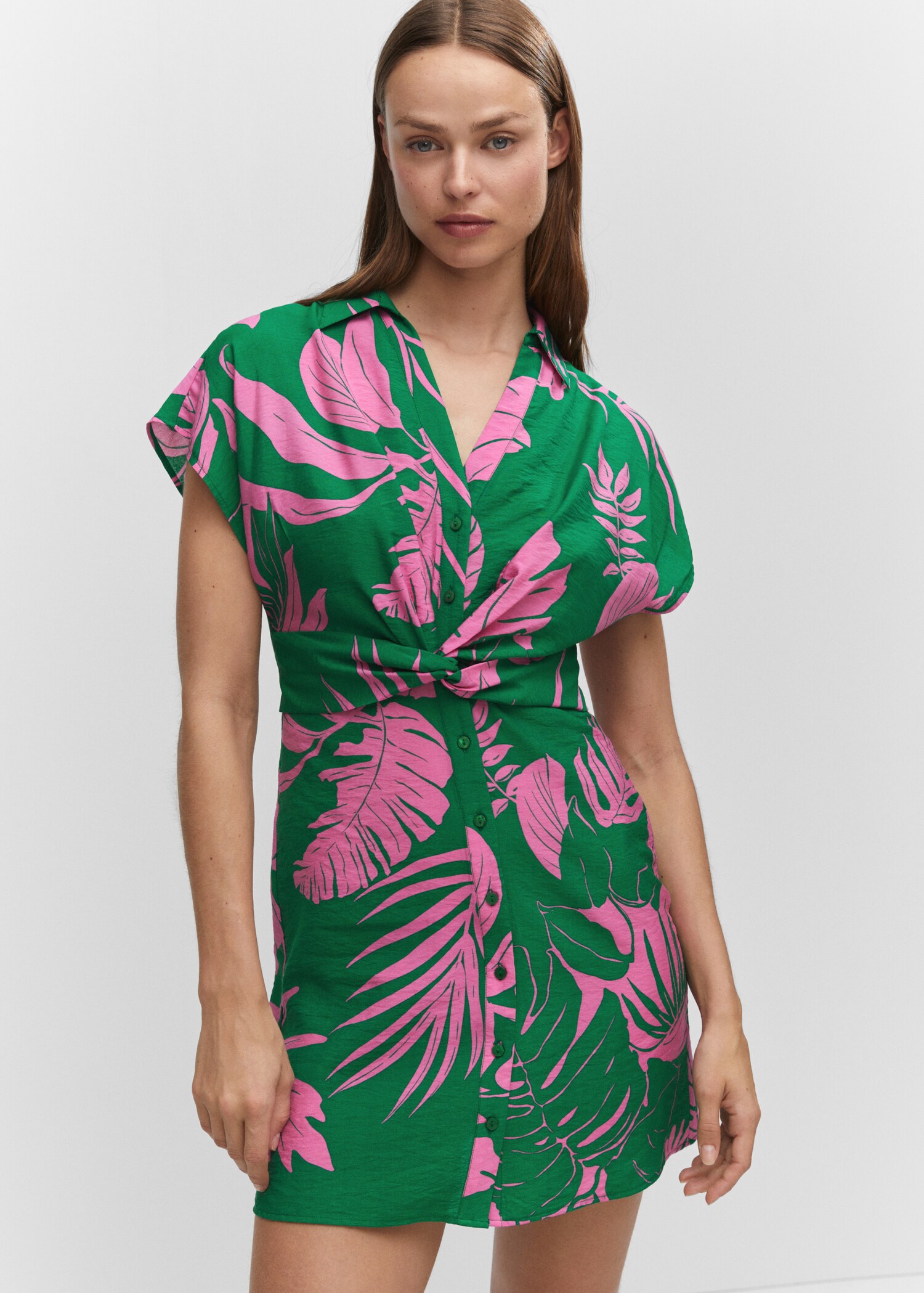 Rochie tip cămașă tropicală - Plan mediu