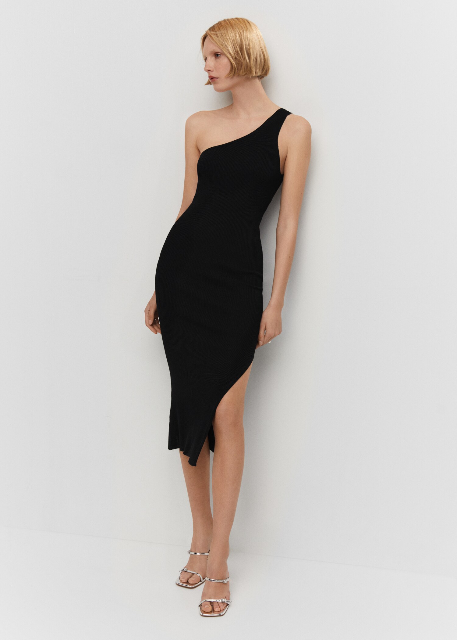 Asymmetrical dress with slit - Details of the article 2