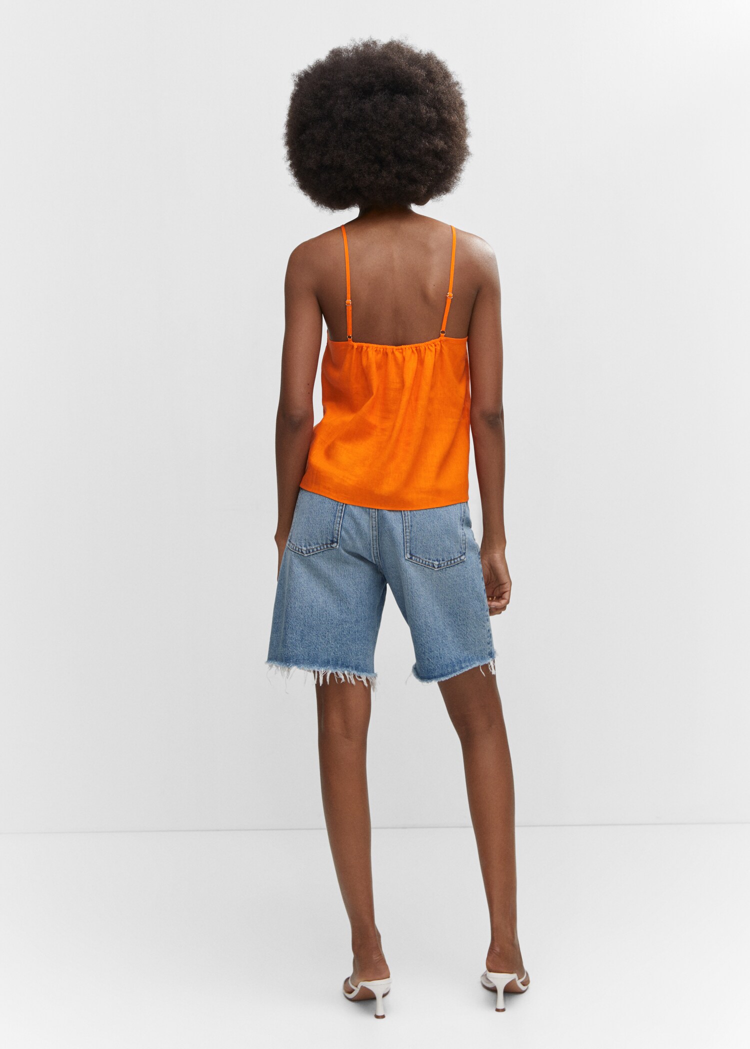 Ruffled top with adjustable drawstring - Reverse of the article