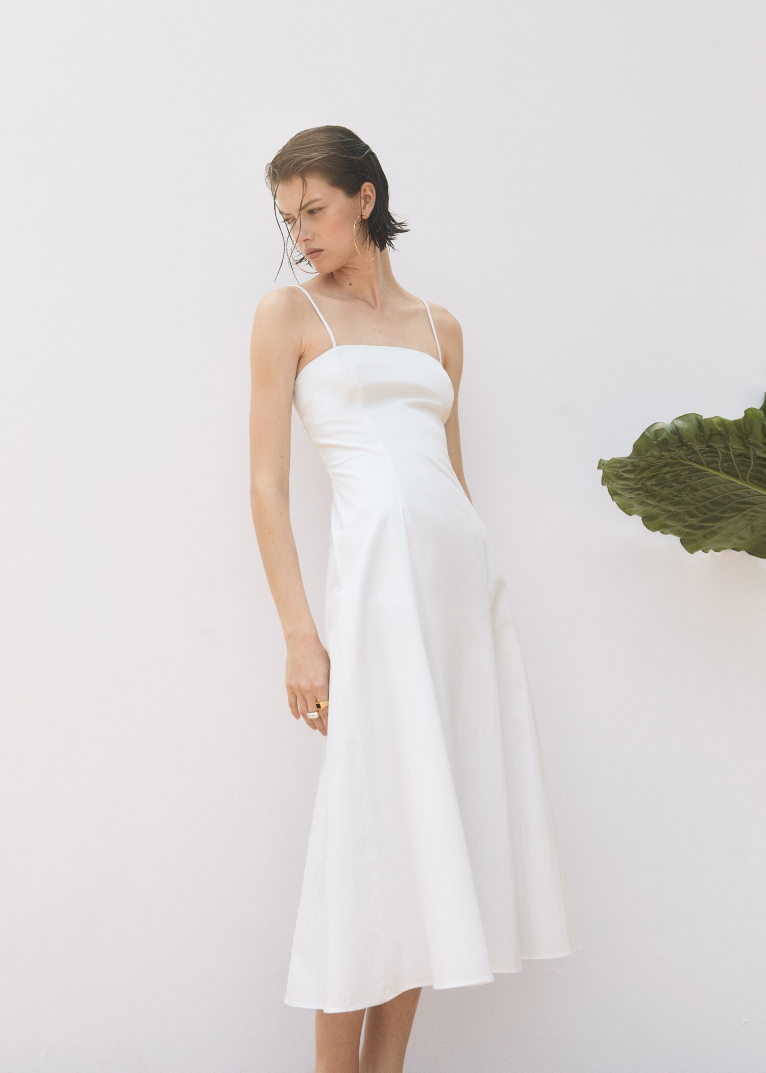 Midi-dress with back detail - Details of the article 6