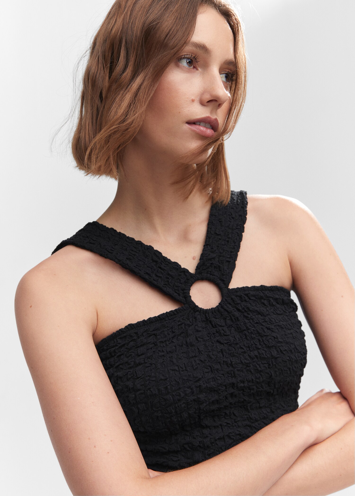 Texturiertes Top mit Ringdetail - Detail des Artikels 1