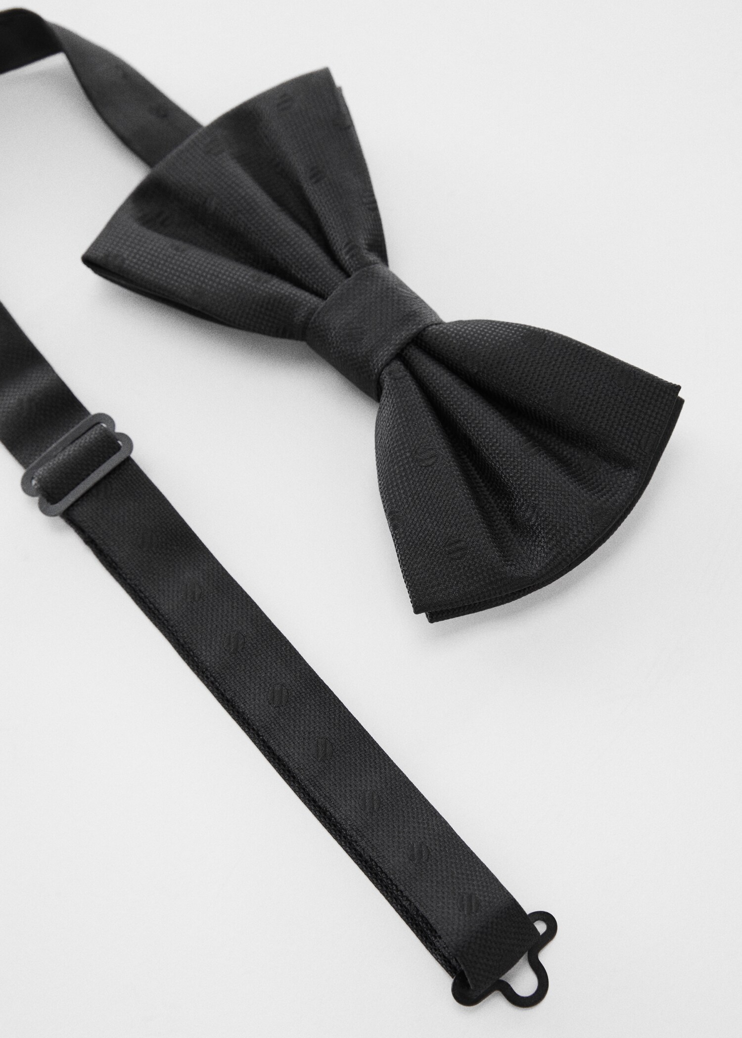 Bow tie with polka-dot structure - Medium plane